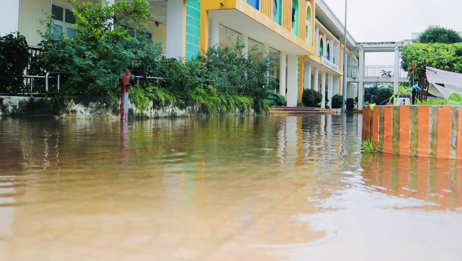 Các xã vùng ven Hà Nội căng mình ứng phó hậu quả mưa bão- Ảnh 10.