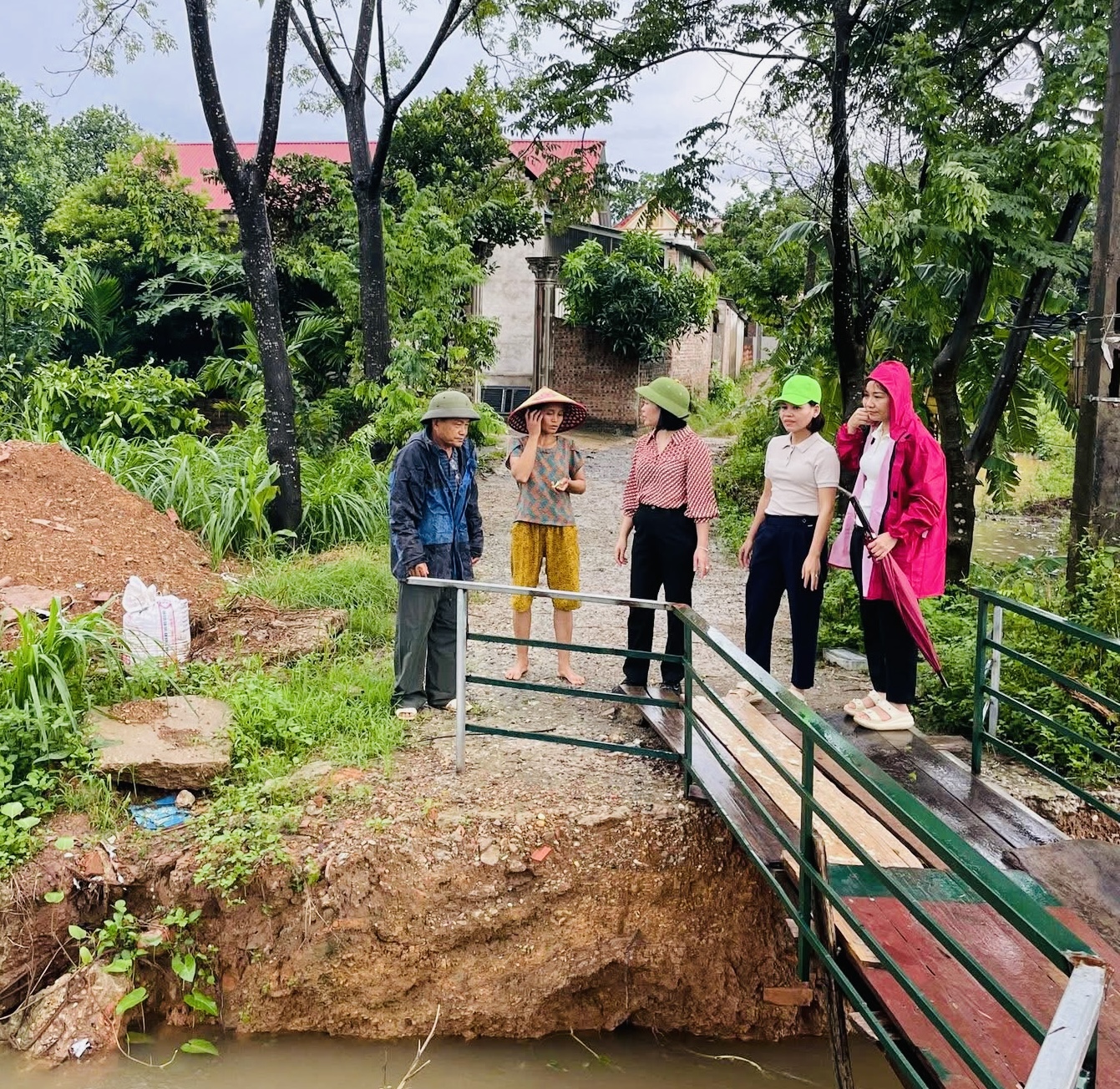 Các xã vùng ven Hà Nội căng mình ứng phó hậu quả mưa bão- Ảnh 17.