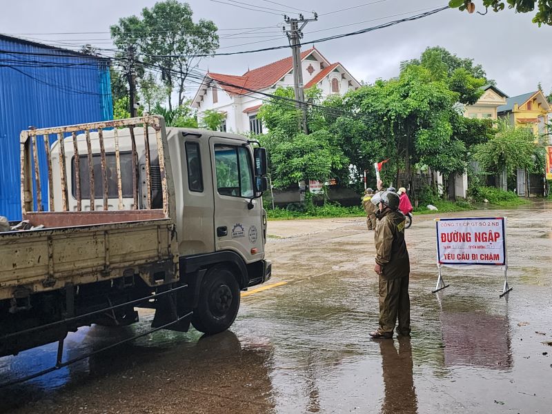 Ninh Bình: Tuyến đường huyết mạch 479 ngập cục bộ, giao thông đi Phú Thọ bị chia cắt- Ảnh 4.
