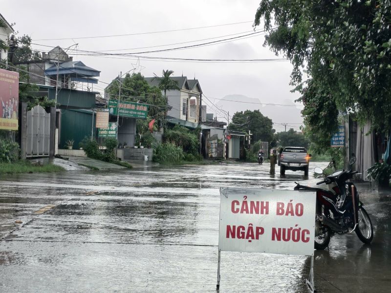 Ninh Bình: Tuyến đường huyết mạch 479 ngập cục bộ, giao thông đi Phú Thọ bị chia cắt- Ảnh 2.