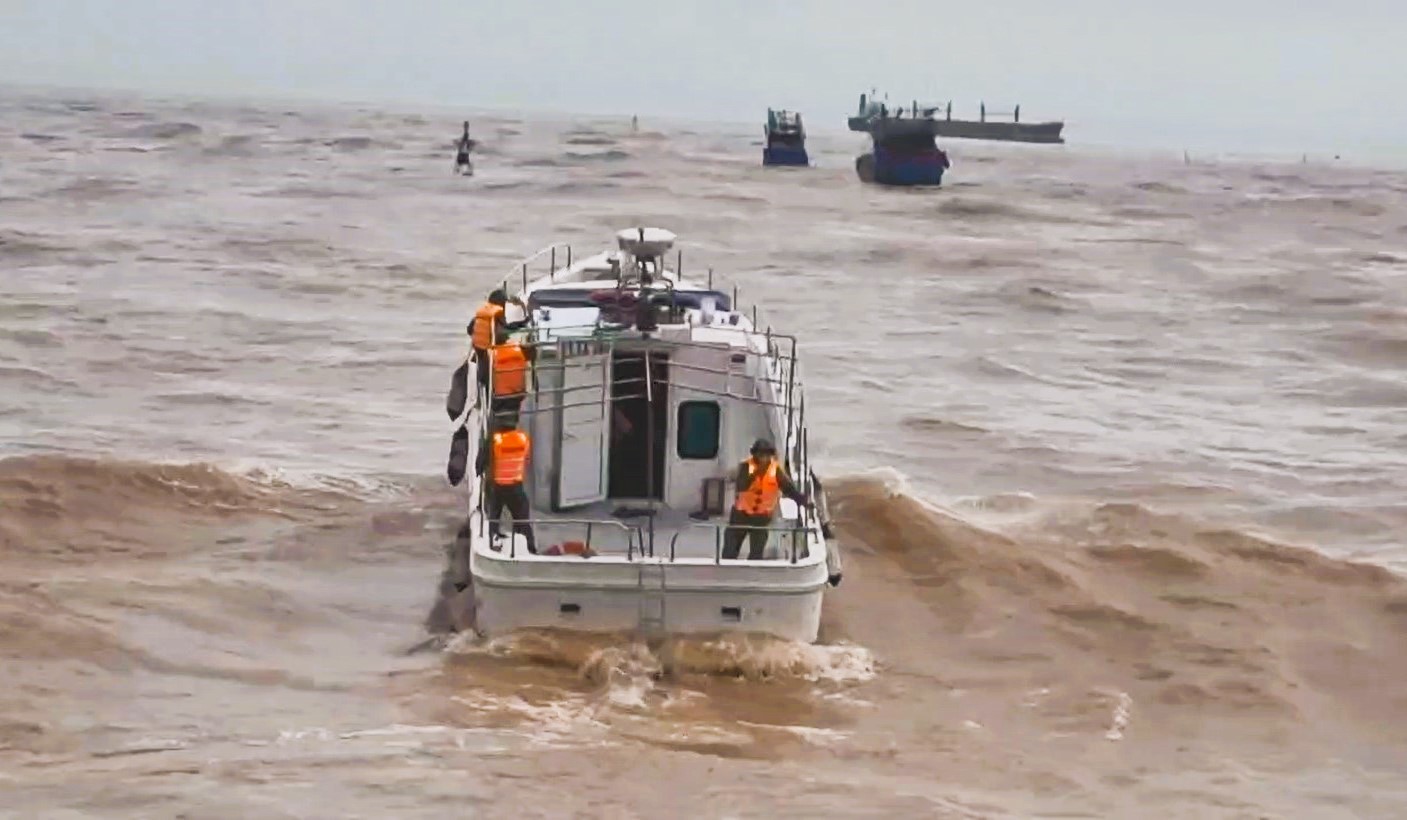 Phát hiện 2 thi thể nghi là thuyền viên mất tích ở Quảng Trị, mở rộng phạm vi tìm kiếm- Ảnh 1.