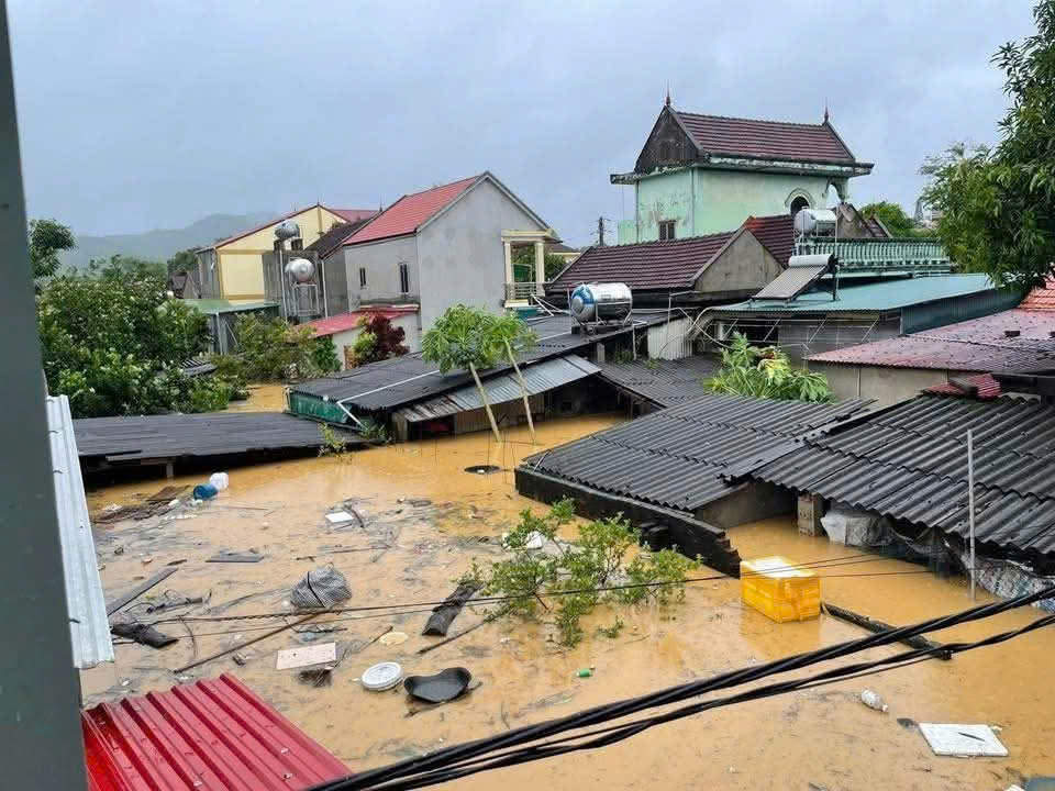 Nghệ An: Bão số 10 khiến một người tử vong, gần 20.000 căn nhà bị tốc mái- Ảnh 1.