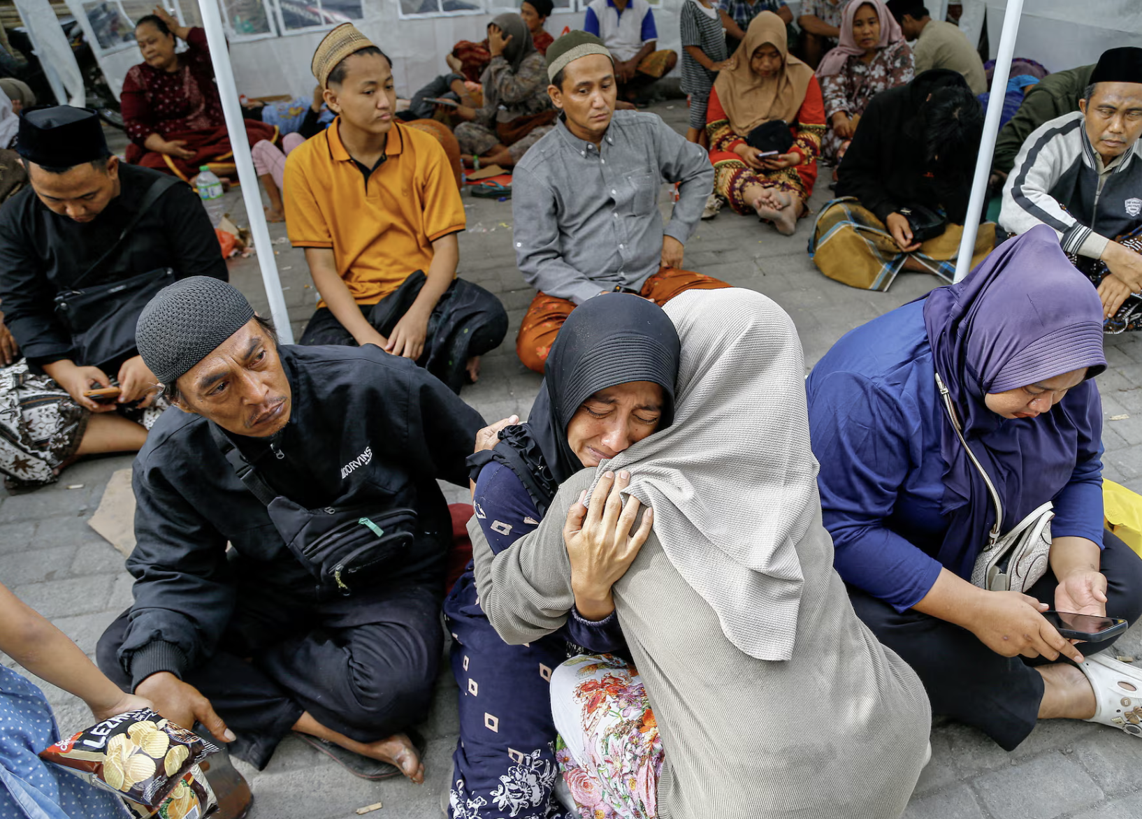 Sập trường học tại Indonesia: Chạy đua với thời gian, tìm kiếm 38 người mất tích- Ảnh 1.