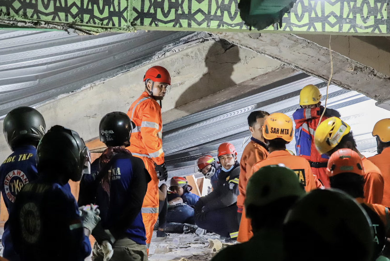 Sập trường học tại Indonesia: Chạy đua với thời gian, tìm kiếm 38 người mất tích- Ảnh 3.
