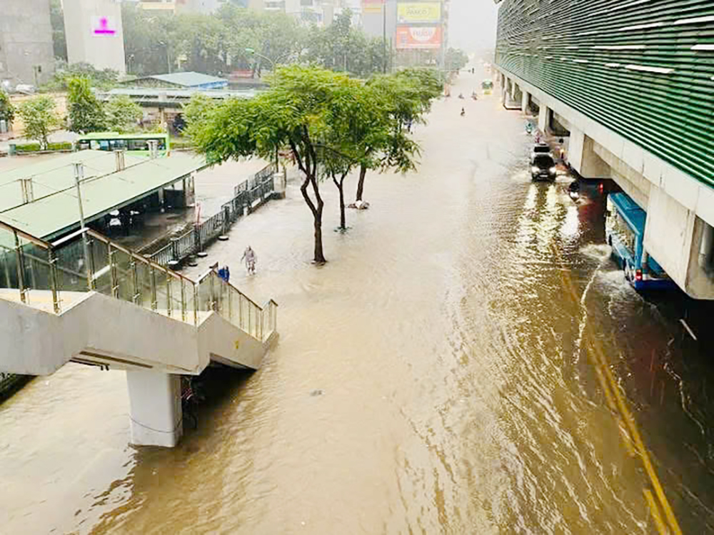 Nhiều đường phố ở Hà Nội ngập sâu do mưa lớn- Ảnh 2.