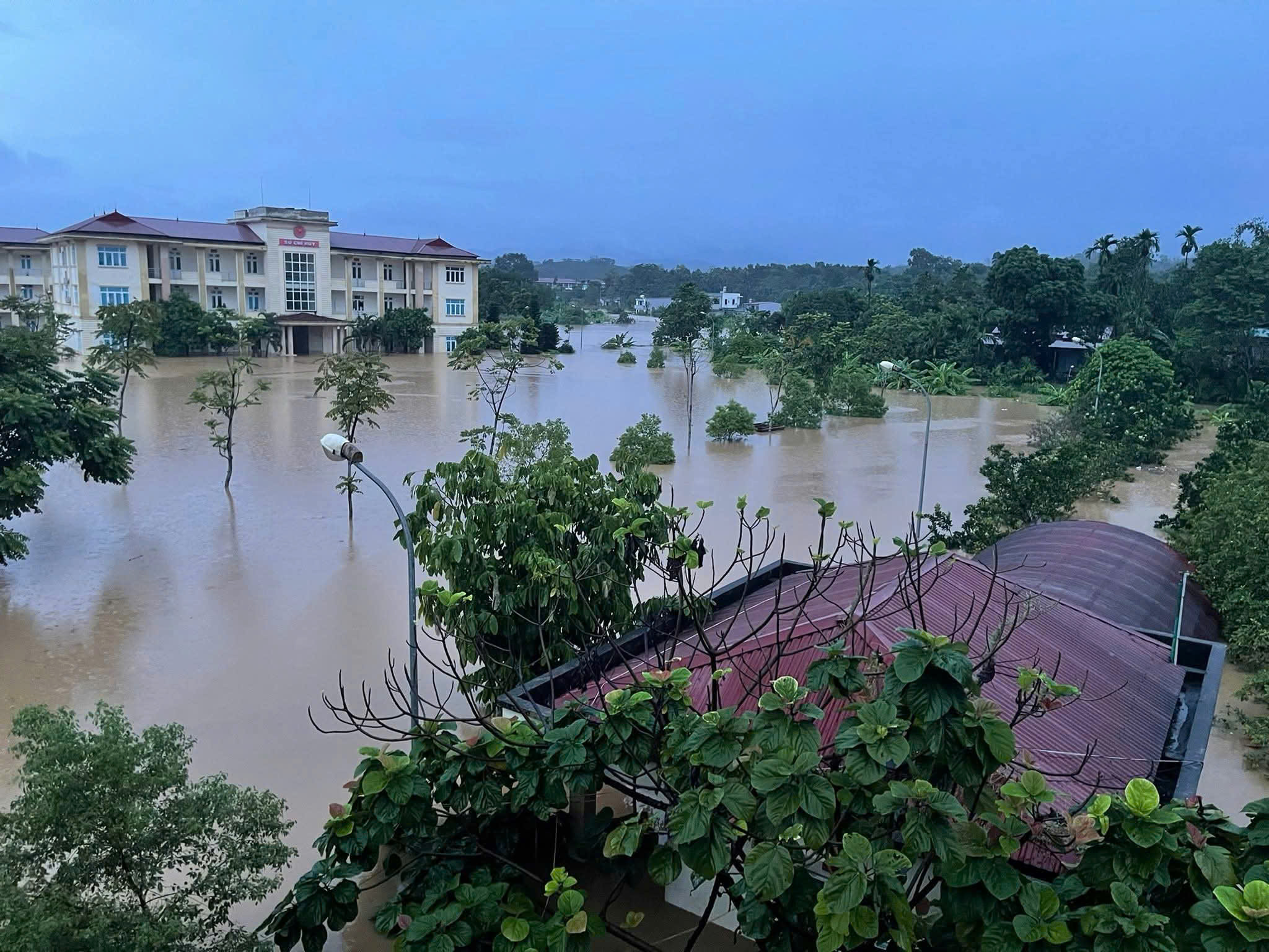 Hàng nghìn hộ dân Lào Cai rời nhà chạy lũ, nhiều nơi ngập sâu tới 2m, giao thông tê liệt- Ảnh 14.