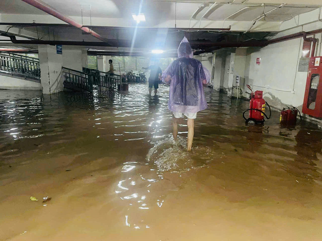 Nhiều đường phố ở Hà Nội ngập sâu do mưa lớn- Ảnh 5.