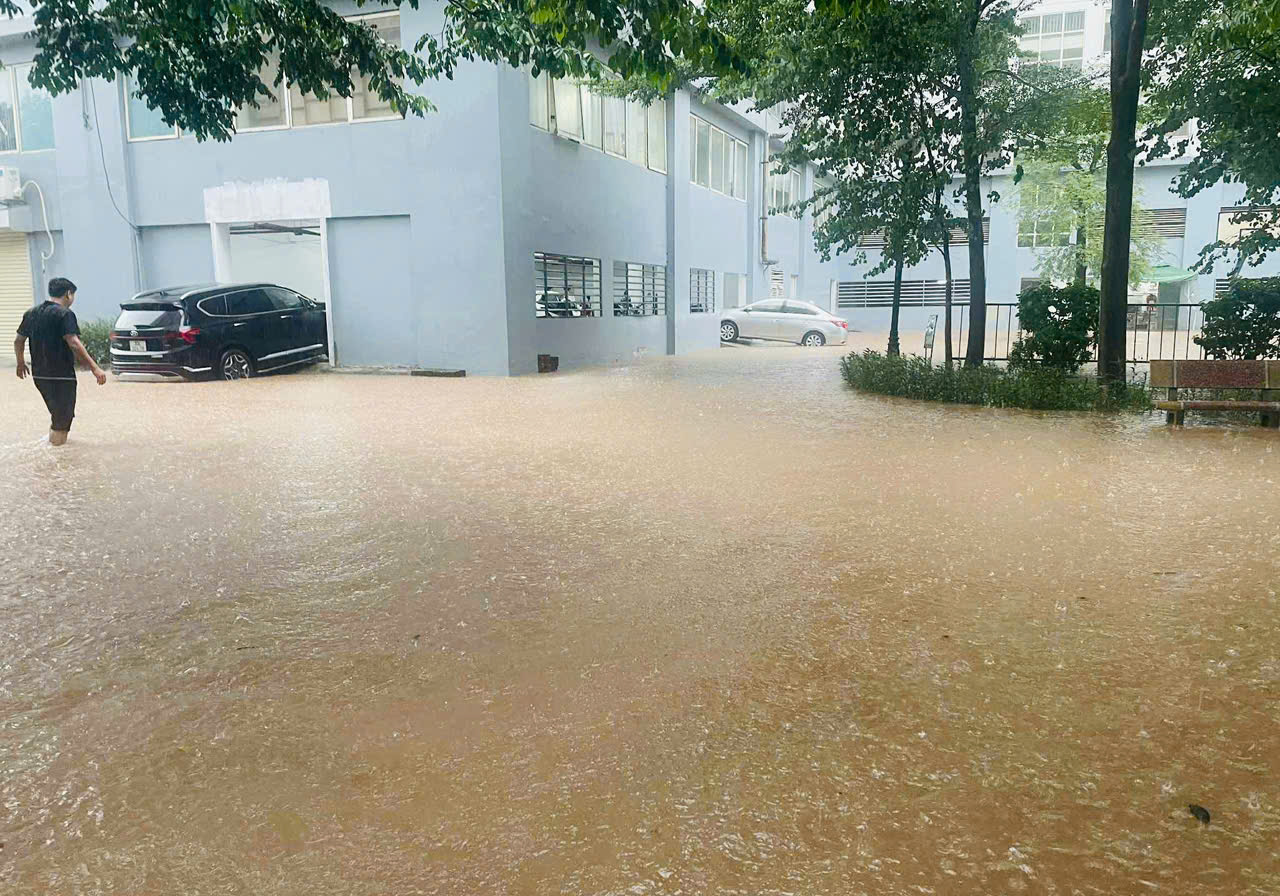 Nhiều đường phố ở Hà Nội ngập sâu do mưa lớn- Ảnh 7.