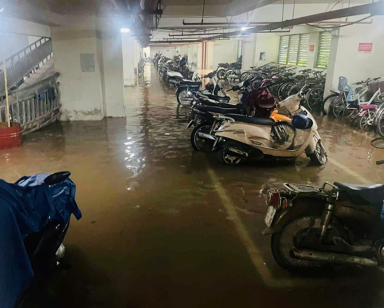 Nhiều đường phố ở Hà Nội ngập sâu do mưa lớn- Ảnh 8.