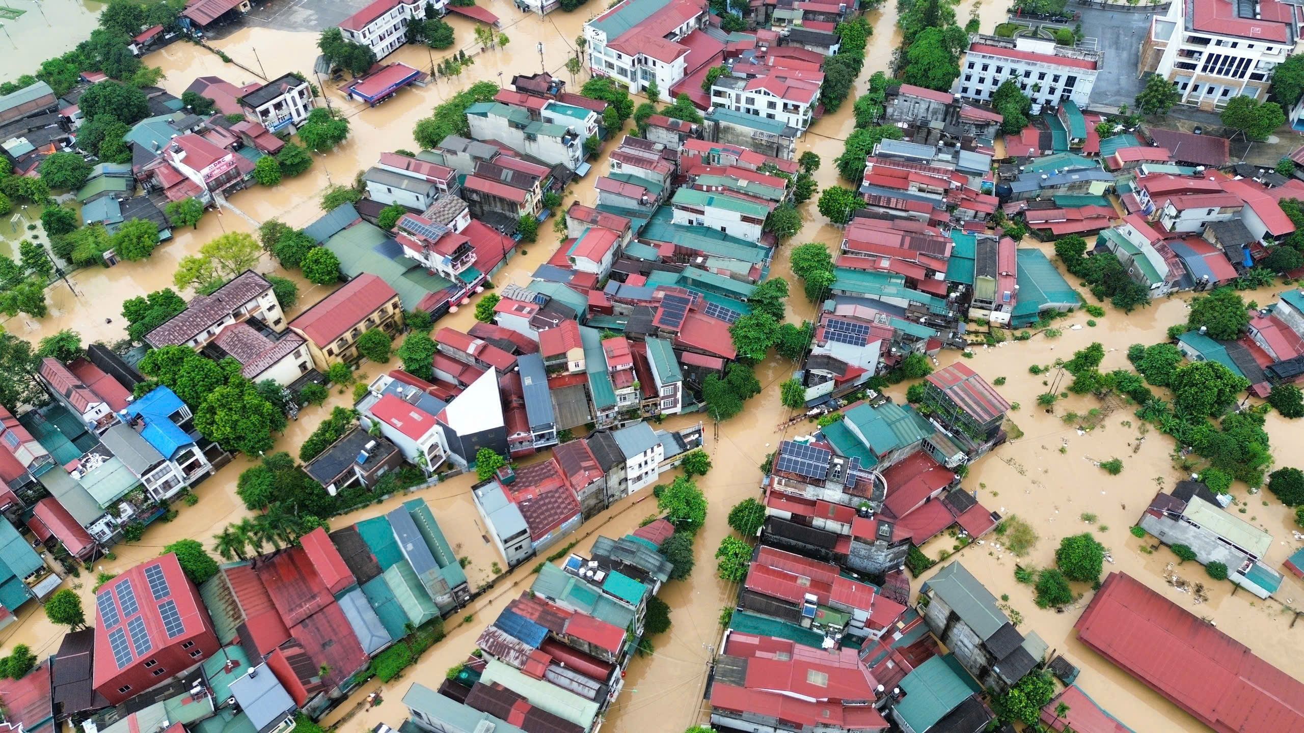 Hàng nghìn hộ dân Lào Cai rời nhà chạy lũ, nhiều nơi ngập sâu tới 2m, giao thông tê liệt- Ảnh 16.