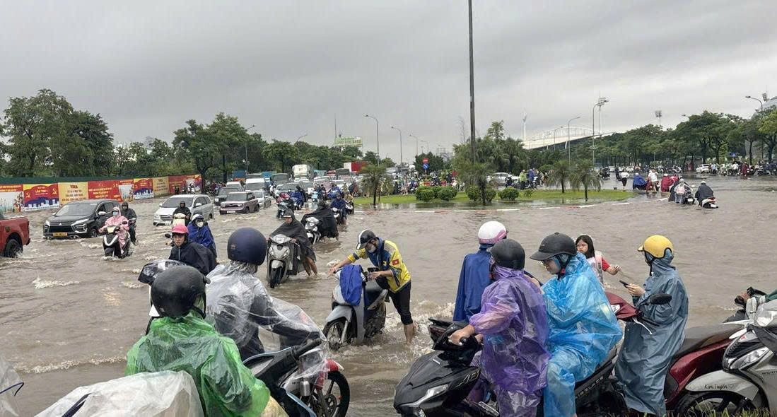 Nhiều đường phố ở Hà Nội ngập sâu do mưa lớn- Ảnh 4.