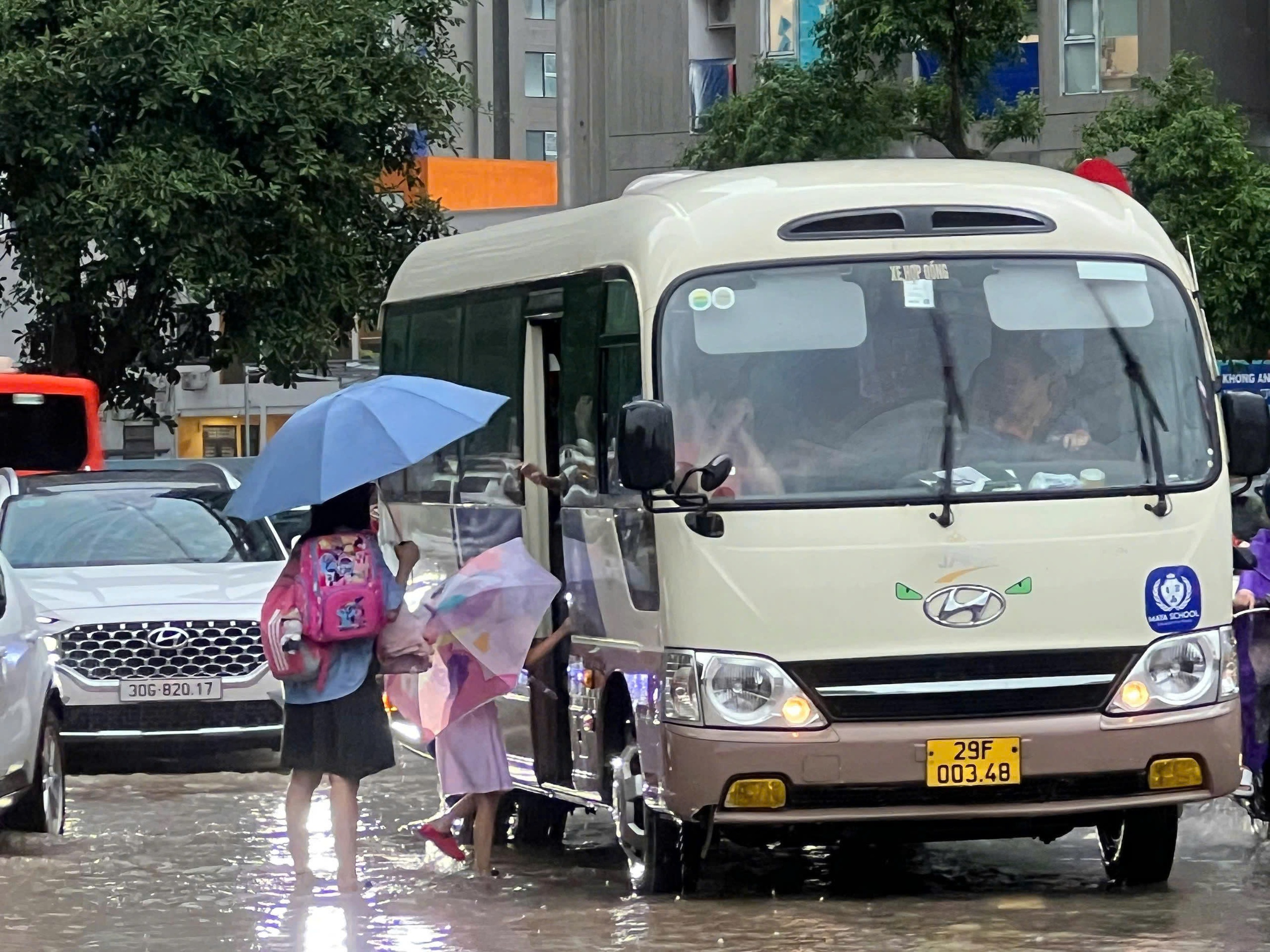 Nhiều đường phố ở Hà Nội ngập sâu do mưa lớn- Ảnh 9.