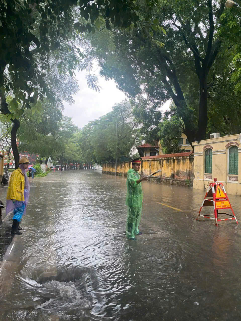 Công an Hà Nội lội nước hỗ trợ người dân trong mưa lũ- Ảnh 2.