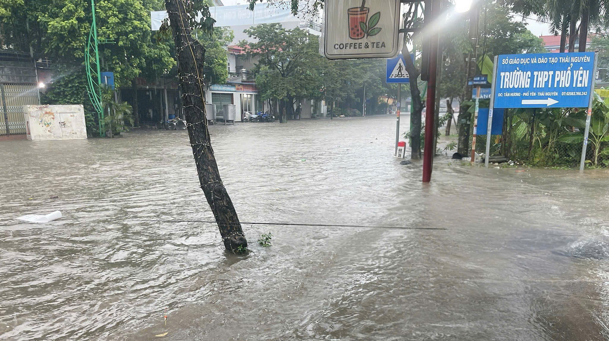 Nhiều tuyến đường tại Thái Nguyên tê liệt, ô tô "chết chìm" trên đường sau mưa lớn- Ảnh 8.