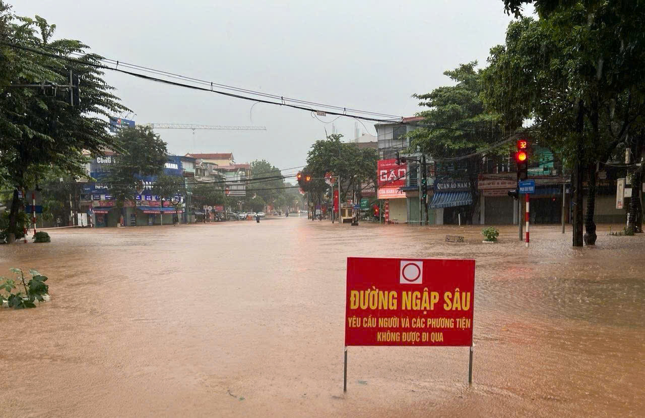 Nhiều tuyến đường tại Thái Nguyên tê liệt, ô tô "chết chìm" trên đường sau mưa lớn- Ảnh 3.