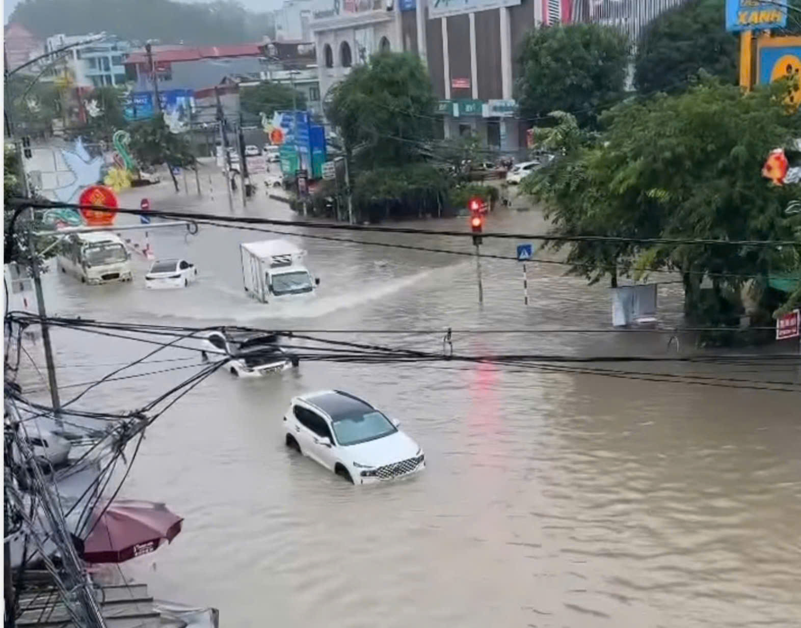 Nhiều tuyến đường tại Thái Nguyên tê liệt, ô tô "chết chìm" trên đường sau mưa lớn- Ảnh 4.
