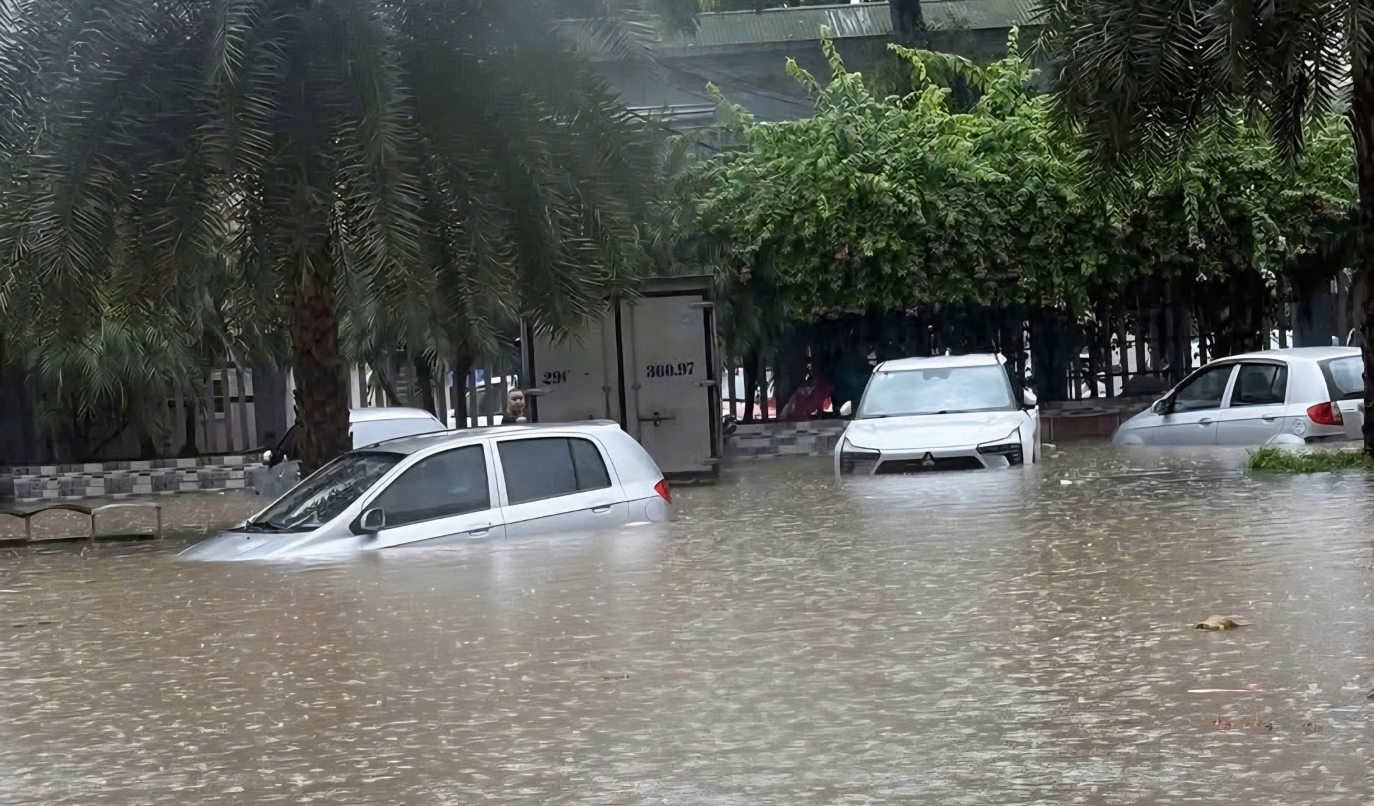 Nhiều tuyến đường tại Thái Nguyên tê liệt, ô tô "chết chìm" trên đường sau mưa lớn- Ảnh 1.