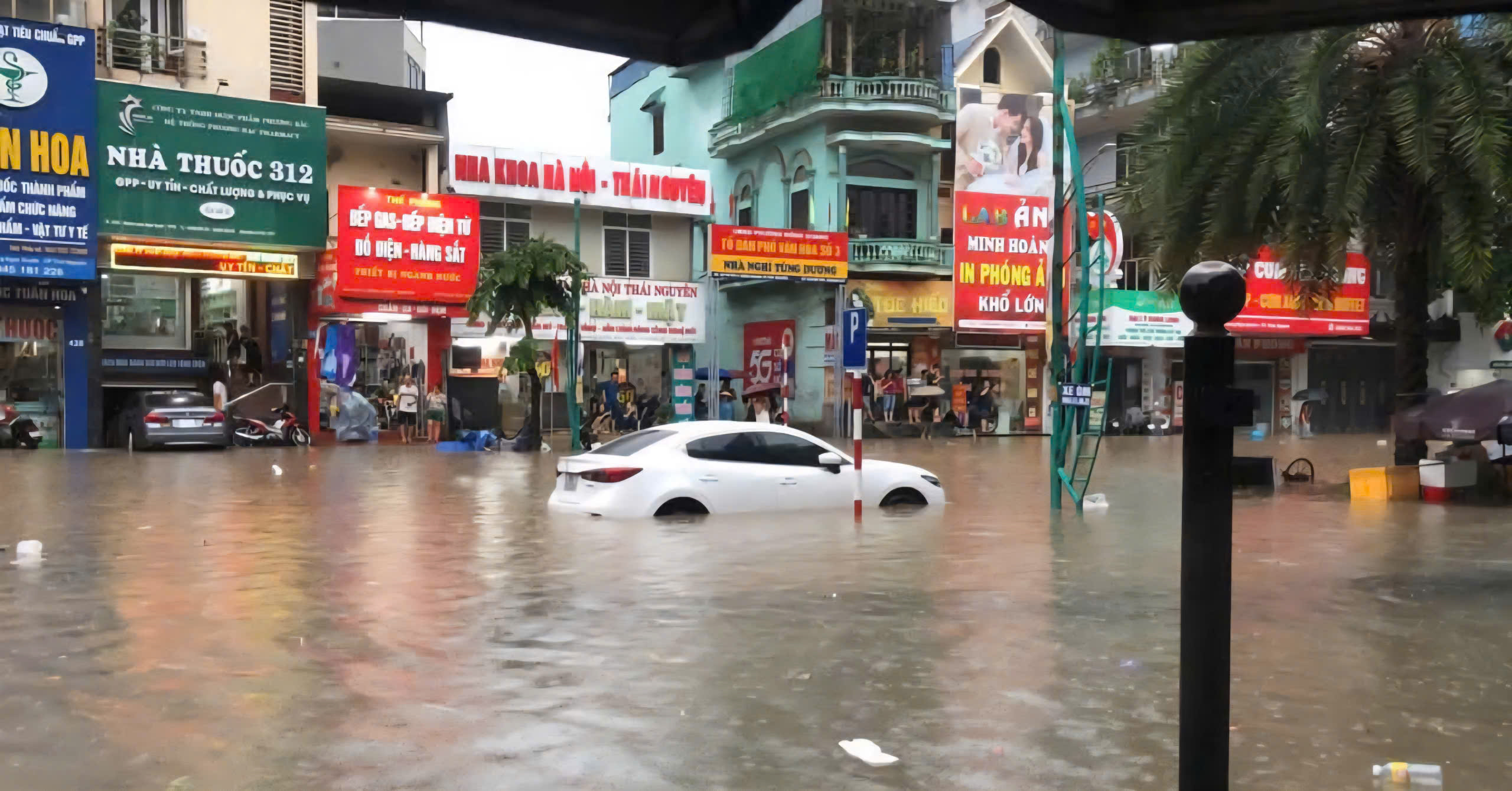 Nhiều tuyến đường tại Thái Nguyên tê liệt, ô tô "chết chìm" trên đường sau mưa lớn- Ảnh 2.