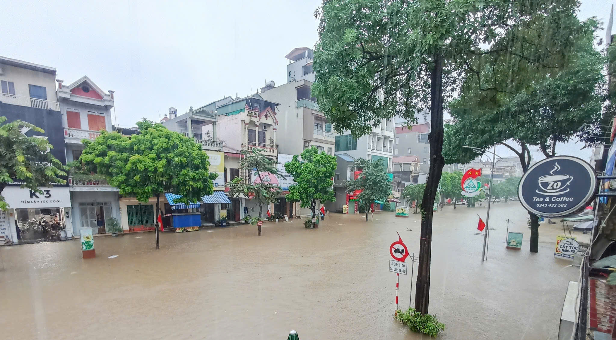 Nhiều tuyến đường tại Thái Nguyên tê liệt, ô tô "chết chìm" trên đường sau mưa lớn- Ảnh 5.