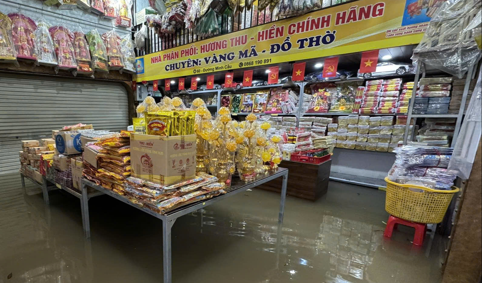 Nhiều tuyến đường tại Thái Nguyên tê liệt, ô tô "chết chìm" trên đường sau mưa lớn- Ảnh 7.