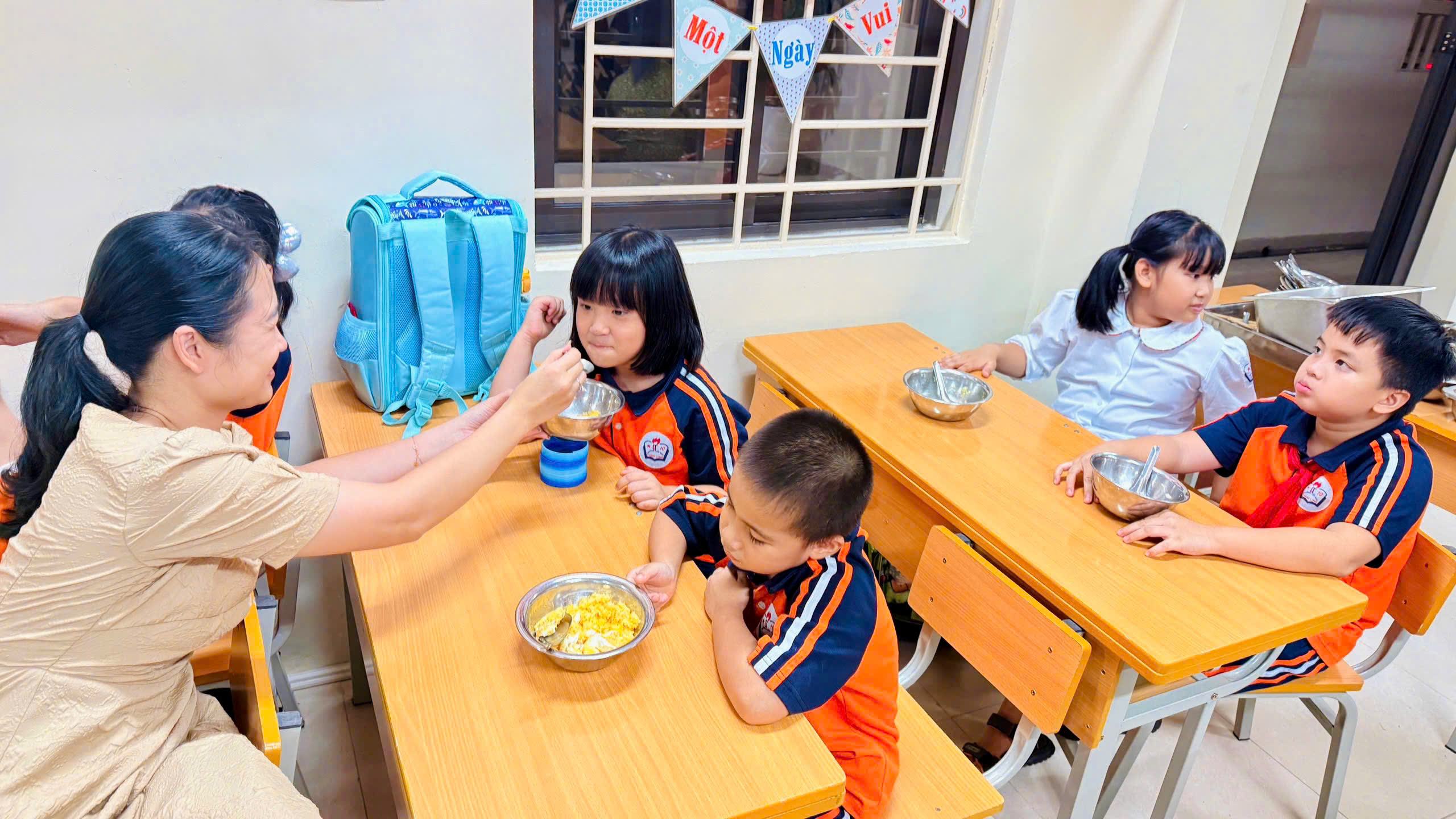 Phụ huynh Hà Nội bì bõm đón con, nhiều trường học sắp xếp chỗ ăn nghỉ miễn phí cho học trò- Ảnh 4.