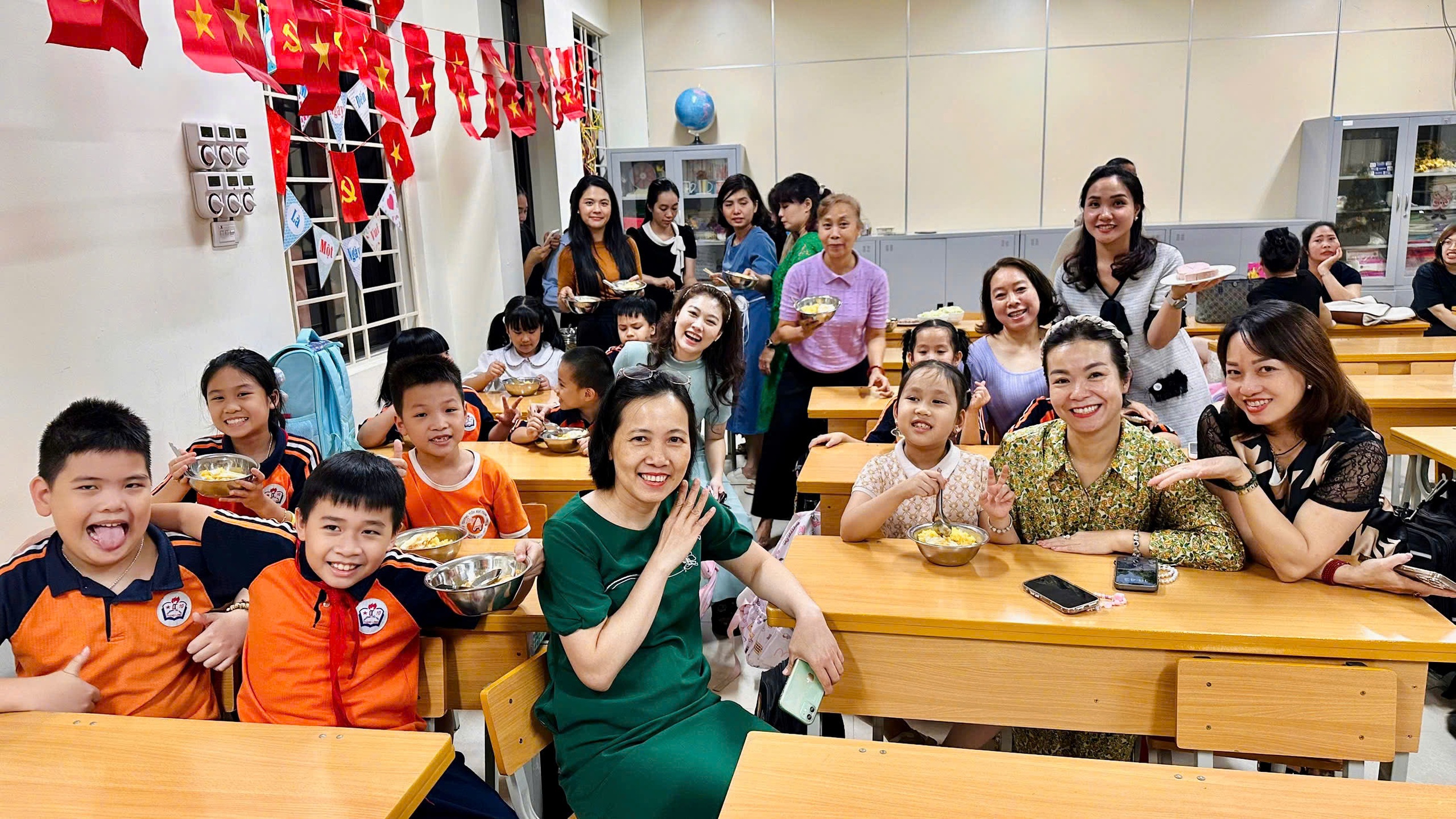 Phụ huynh Hà Nội bì bõm đón con, nhiều trường học sắp xếp chỗ ăn nghỉ miễn phí cho học trò- Ảnh 6.