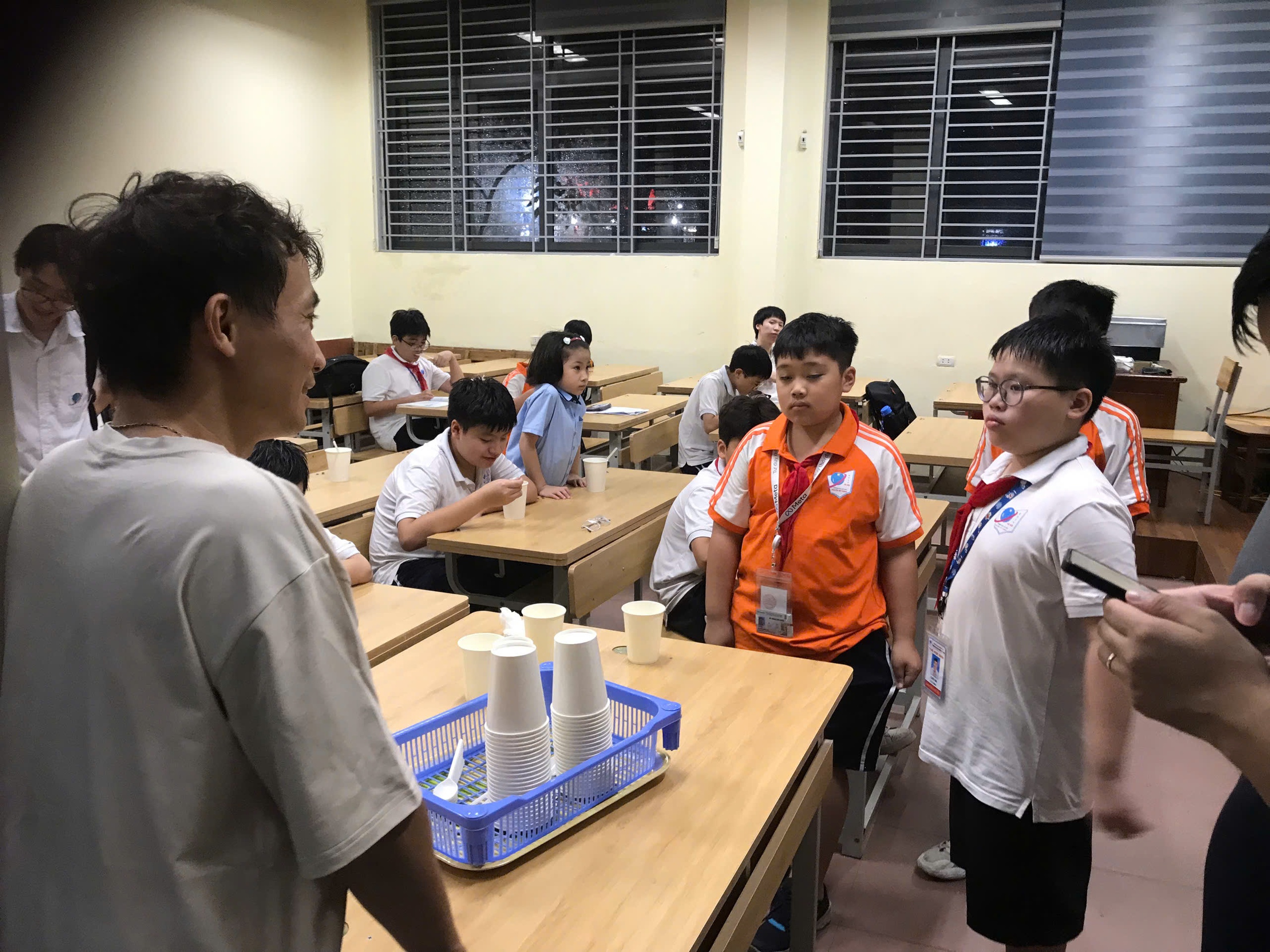Phụ huynh Hà Nội bì bõm đón con, nhiều trường học sắp xếp chỗ ăn nghỉ miễn phí cho học trò- Ảnh 12.