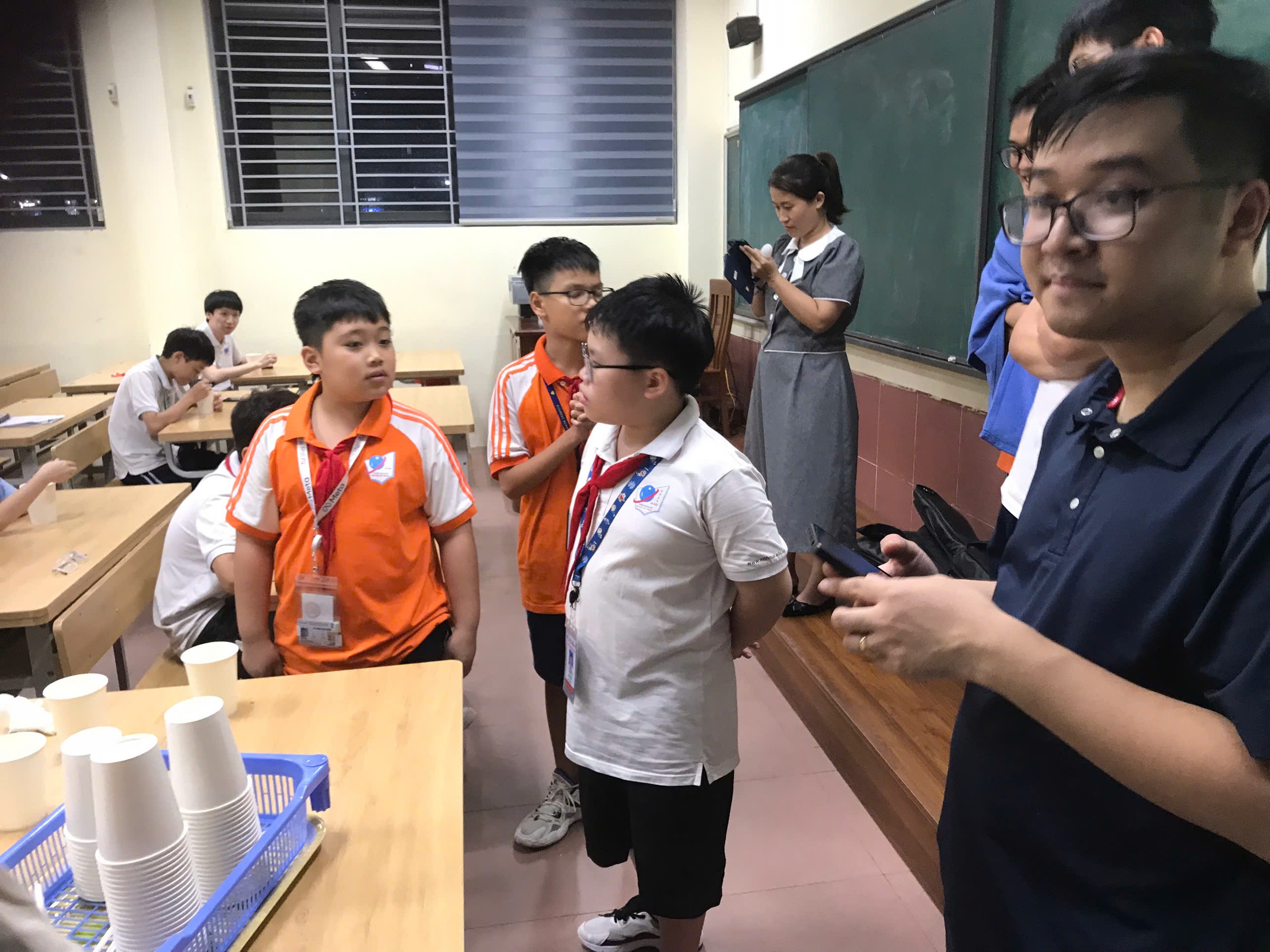 Phụ huynh Hà Nội bì bõm đón con, nhiều trường học sắp xếp chỗ ăn nghỉ miễn phí cho học trò- Ảnh 10.