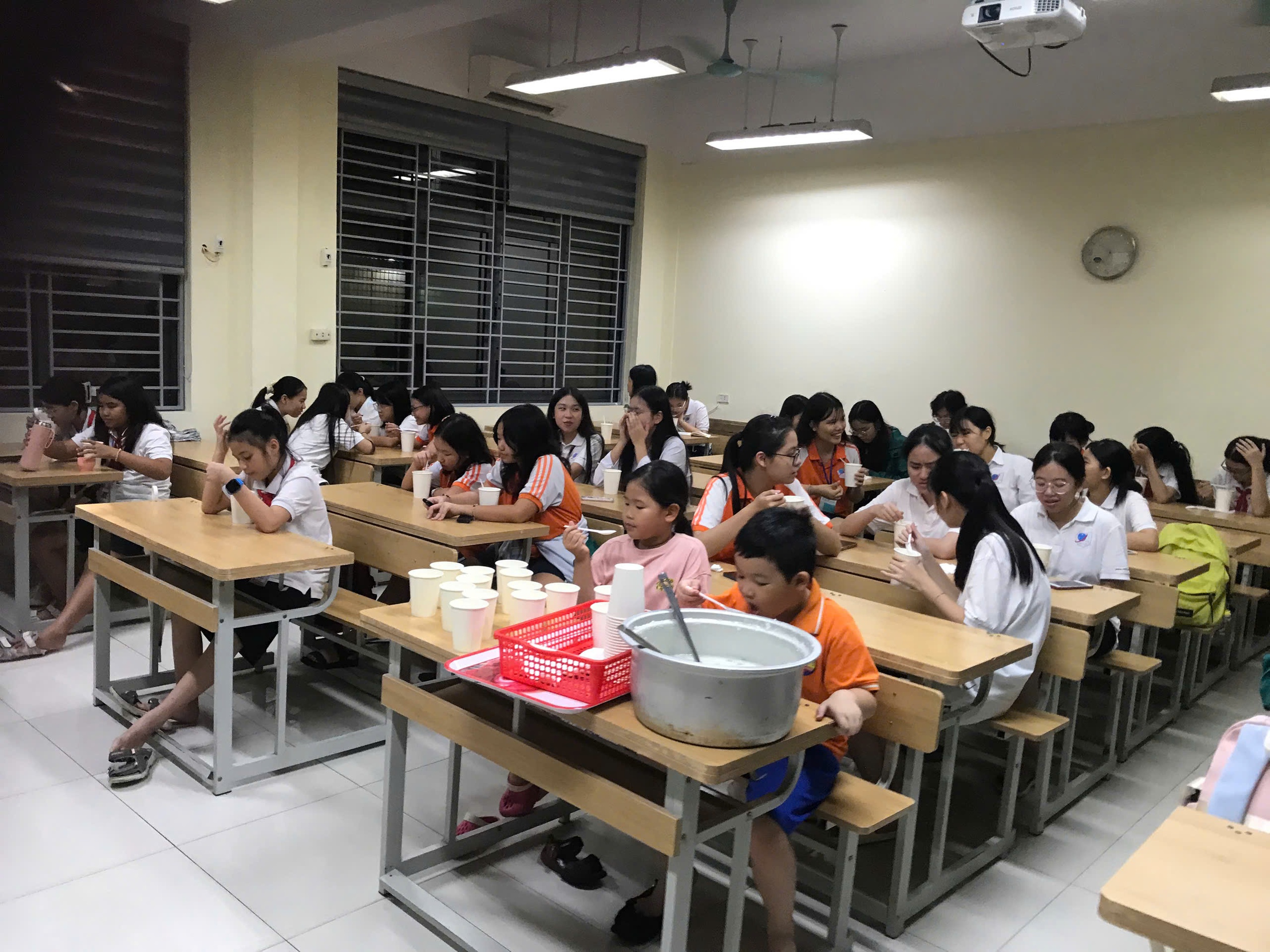 Phụ huynh Hà Nội bì bõm đón con, nhiều trường học sắp xếp chỗ ăn nghỉ miễn phí cho học trò- Ảnh 11.