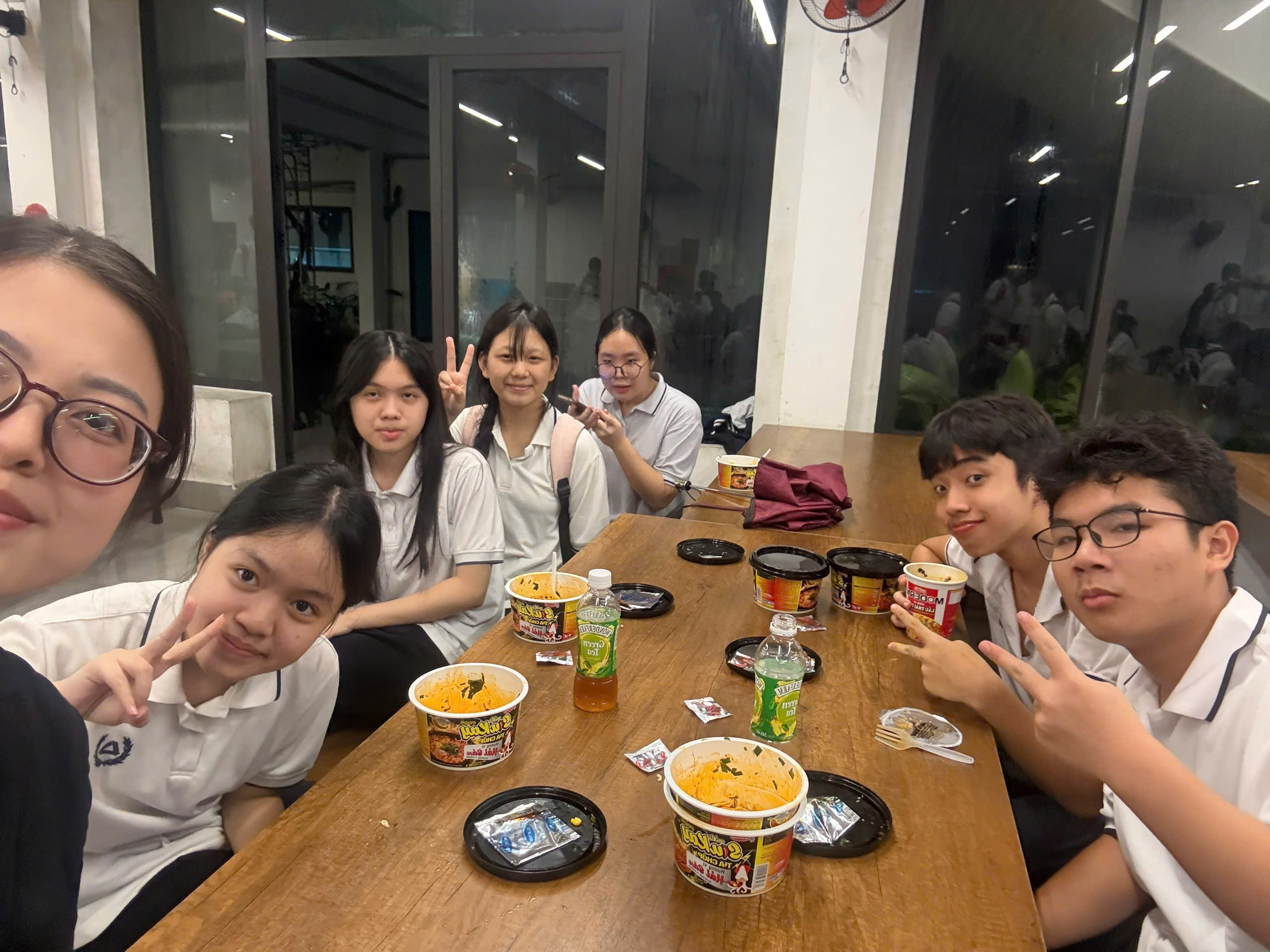Phụ huynh Hà Nội bì bõm đón con, nhiều trường học sắp xếp chỗ ăn nghỉ miễn phí cho học trò- Ảnh 8.