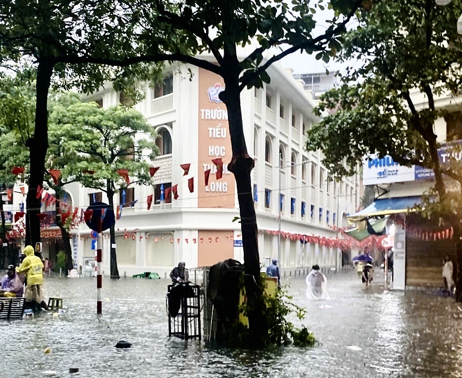 Hà Nội cho 2,3 triệu học sinh nghỉ học ngày mai do mưa lớn- Ảnh 1.