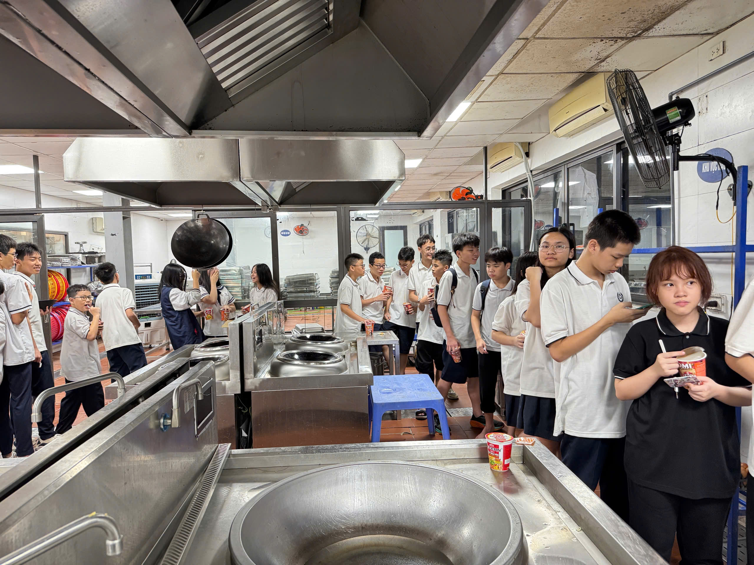 Phụ huynh Hà Nội bì bõm đón con, nhiều trường học sắp xếp chỗ ăn nghỉ miễn phí cho học trò- Ảnh 7.