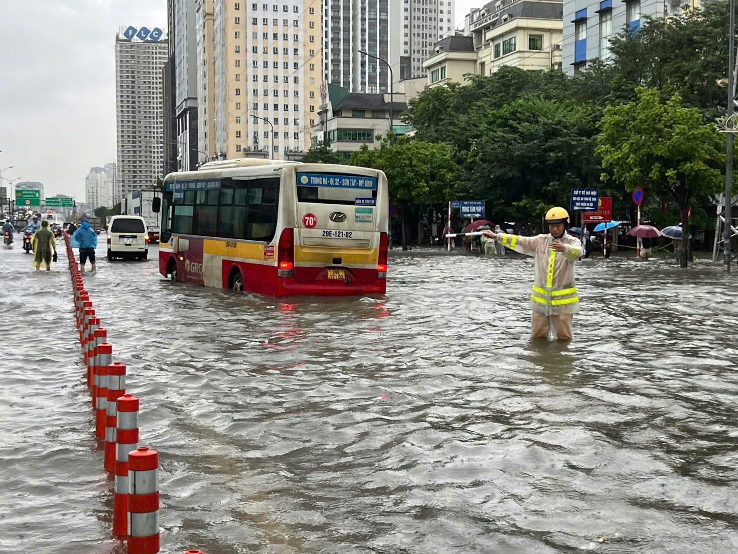 Công an Hà Nội lội nước hỗ trợ người dân trong mưa lũ- Ảnh 3.