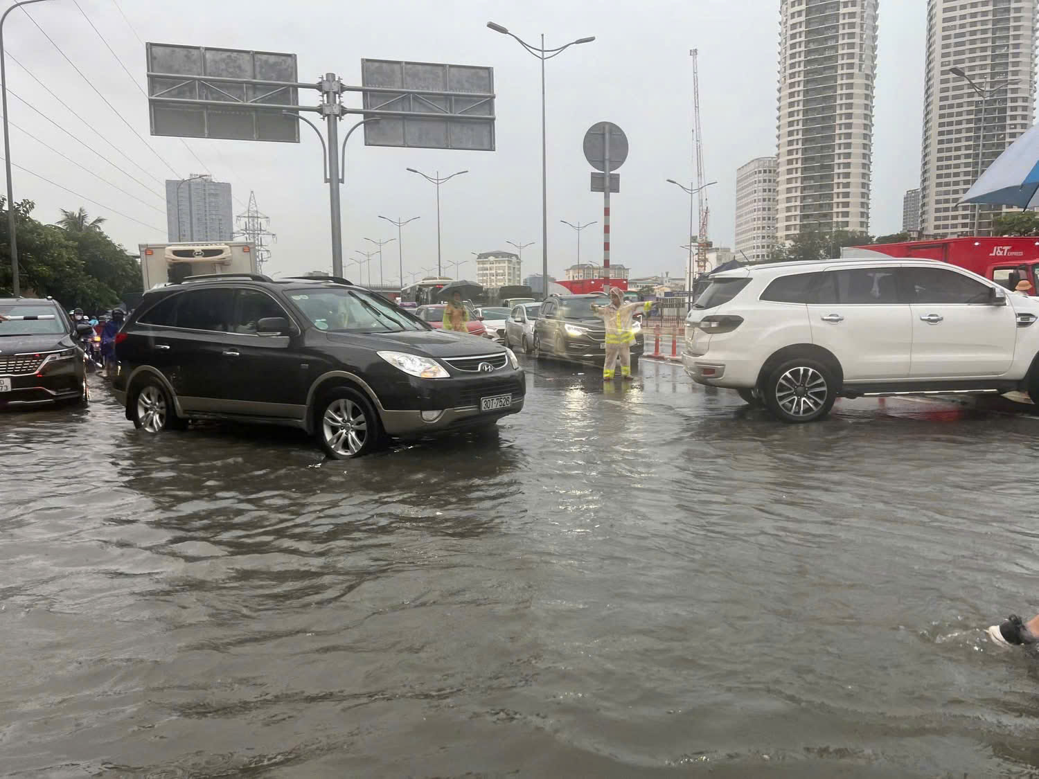 Công an Hà Nội lội nước hỗ trợ người dân trong mưa lũ- Ảnh 4.