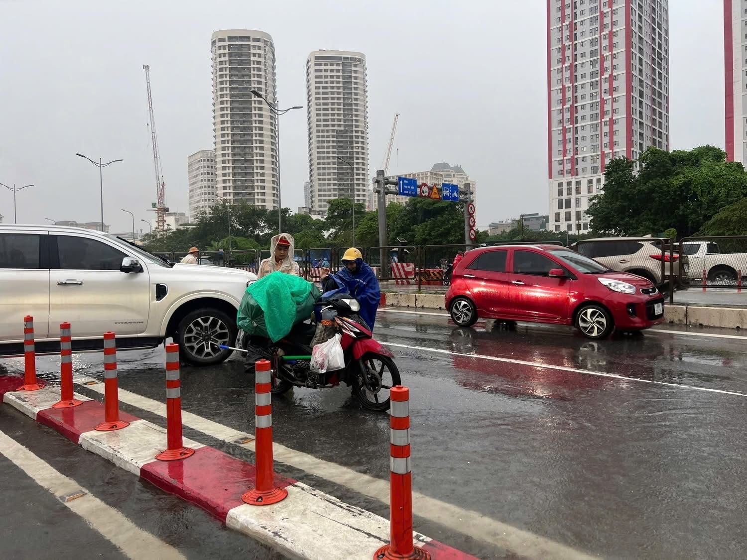 Công an Hà Nội lội nước hỗ trợ người dân trong mưa lũ- Ảnh 7.