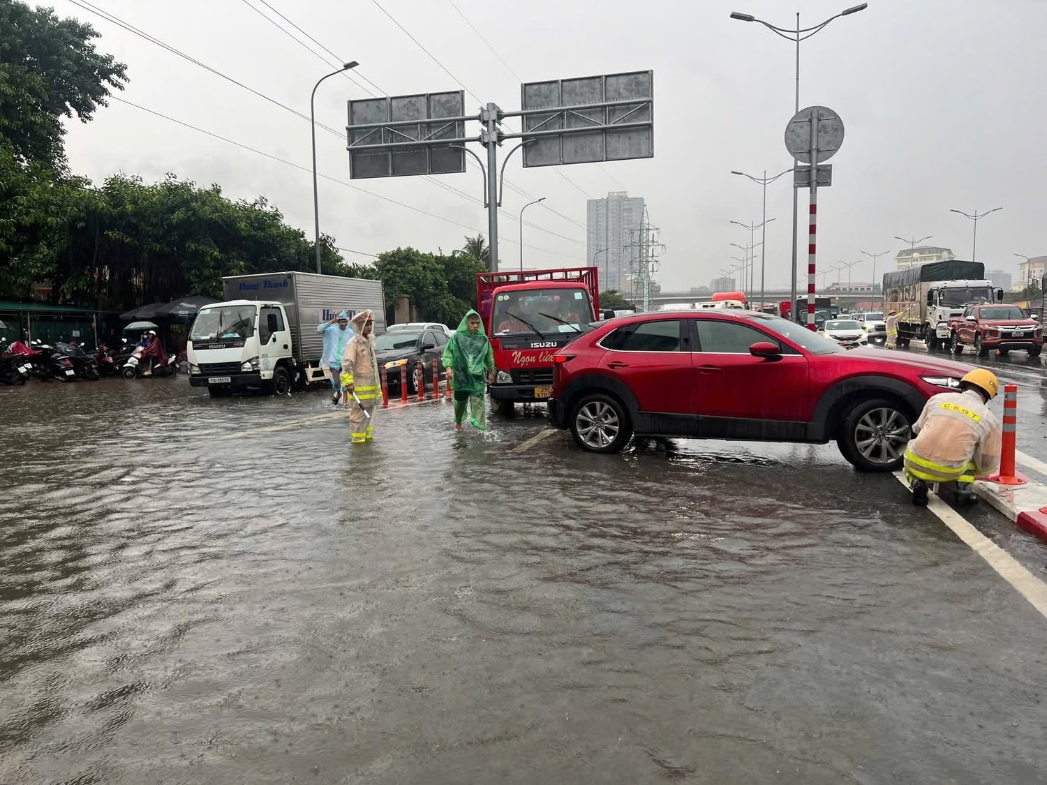 Công an Hà Nội lội nước hỗ trợ người dân trong mưa lũ- Ảnh 6.
