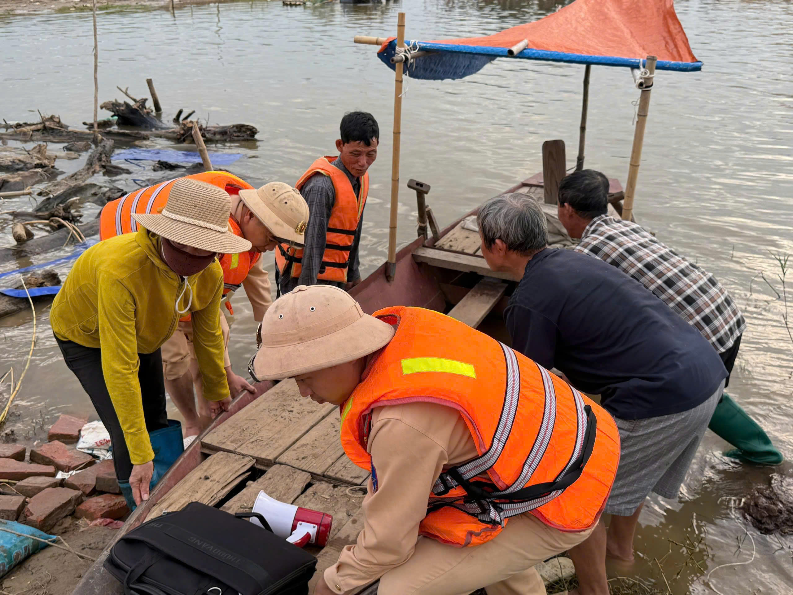 Công an Hà Nội lội nước hỗ trợ người dân trong mưa lũ- Ảnh 9.