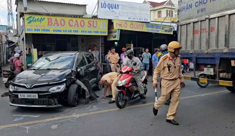 Lực lượng chức năng khám nghiệm hiện trường, điều tra nguyên nhân vụ tai nạn - Ảnh: HT.