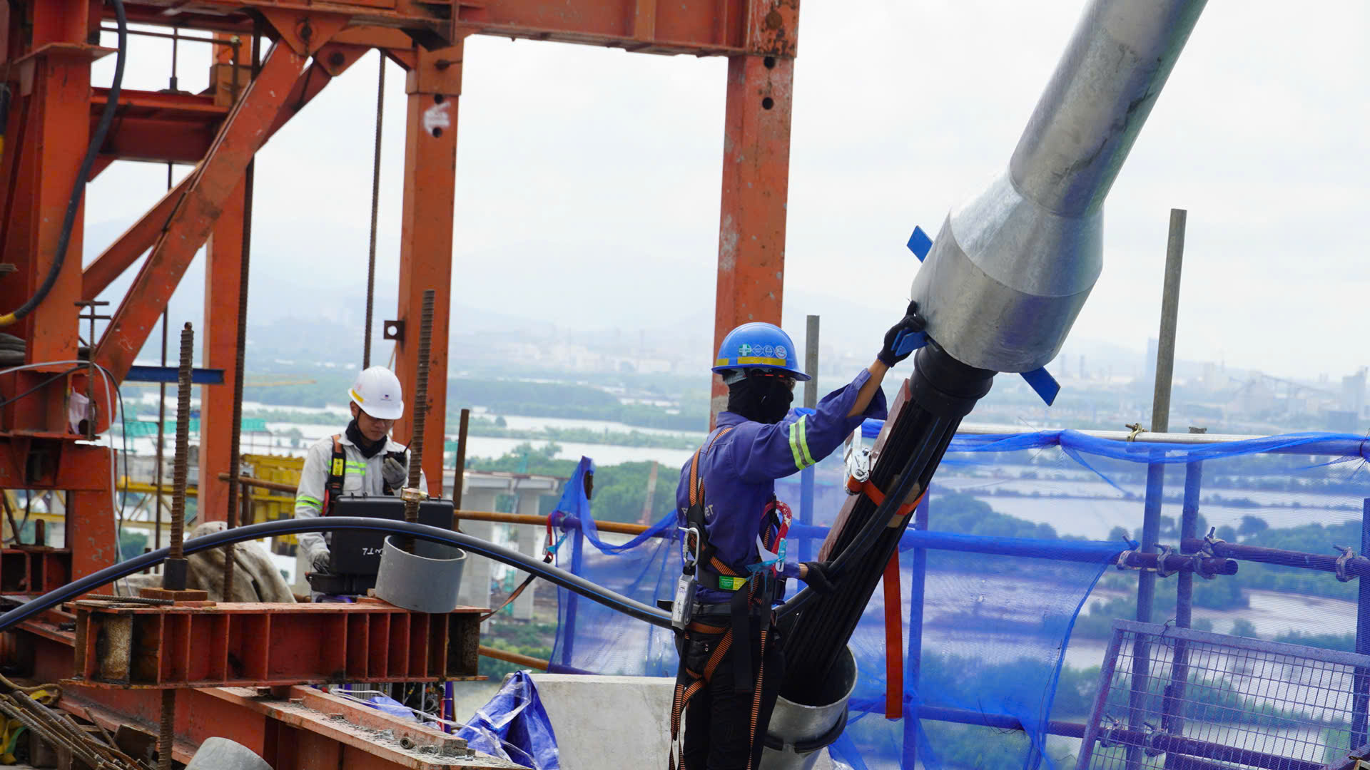 Dự án cầu Phước An: Căng cáp văng đầu tiên, đẩy nhanh tiến độ hoàn thành vào năm 2027- Ảnh 3.