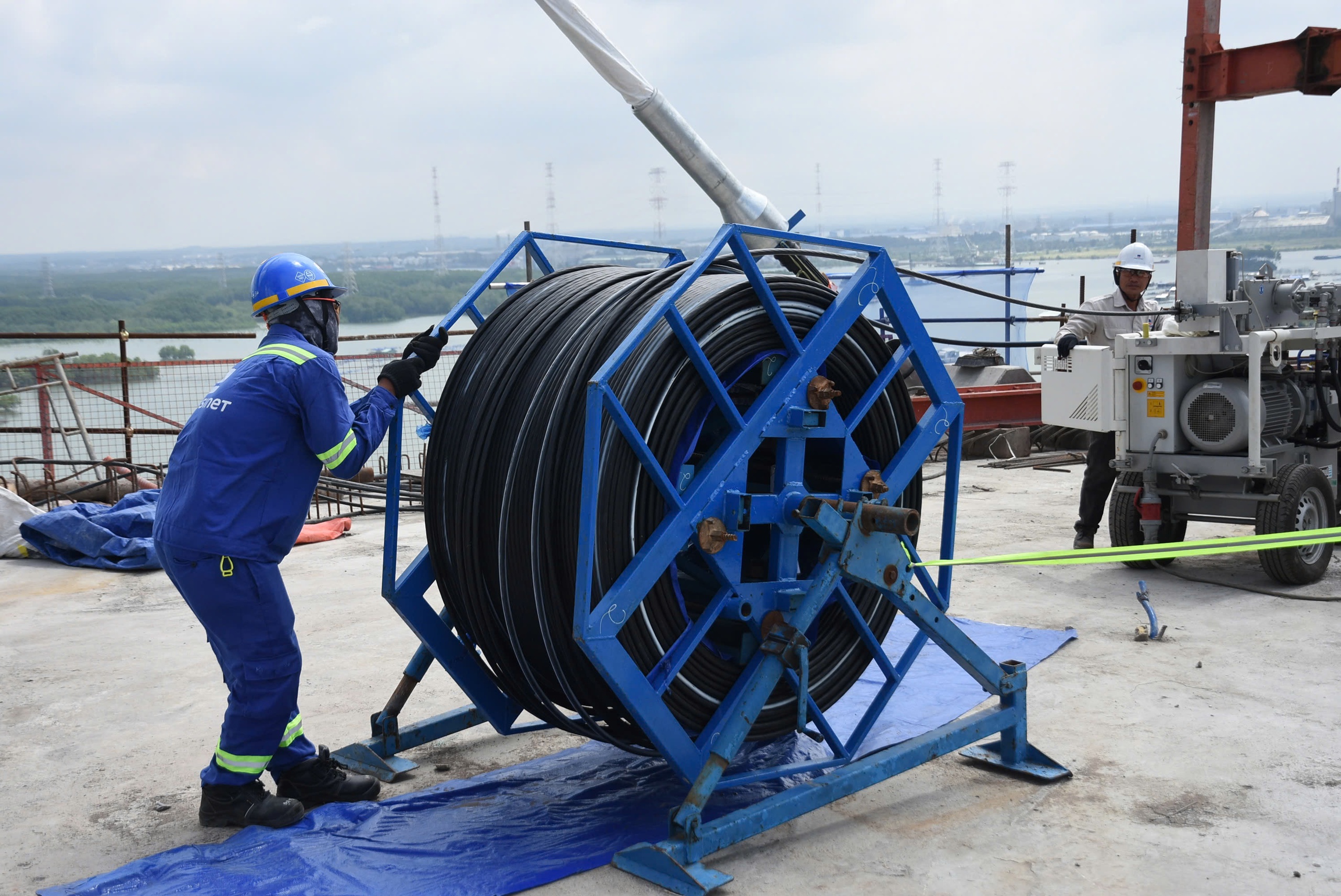 Dự án cầu Phước An: Căng cáp văng đầu tiên, đẩy nhanh tiến độ hoàn thành vào năm 2027- Ảnh 2.
