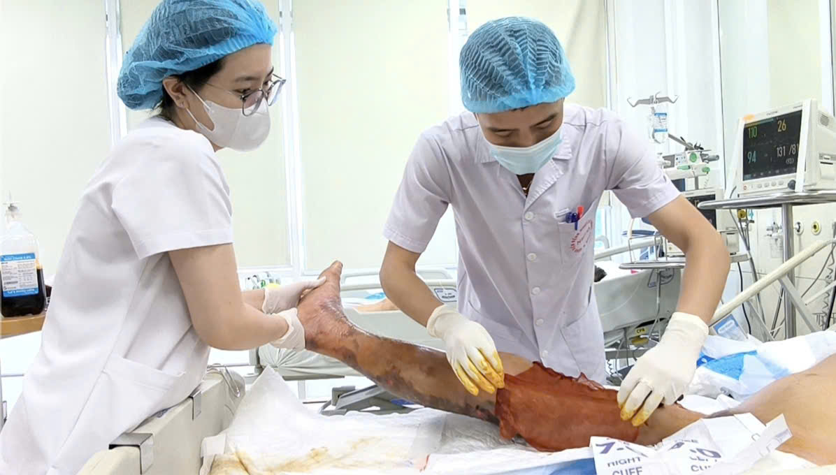 Người nông dân suýt tử vong vì vết gai đâm vào đùi- Ảnh 1.