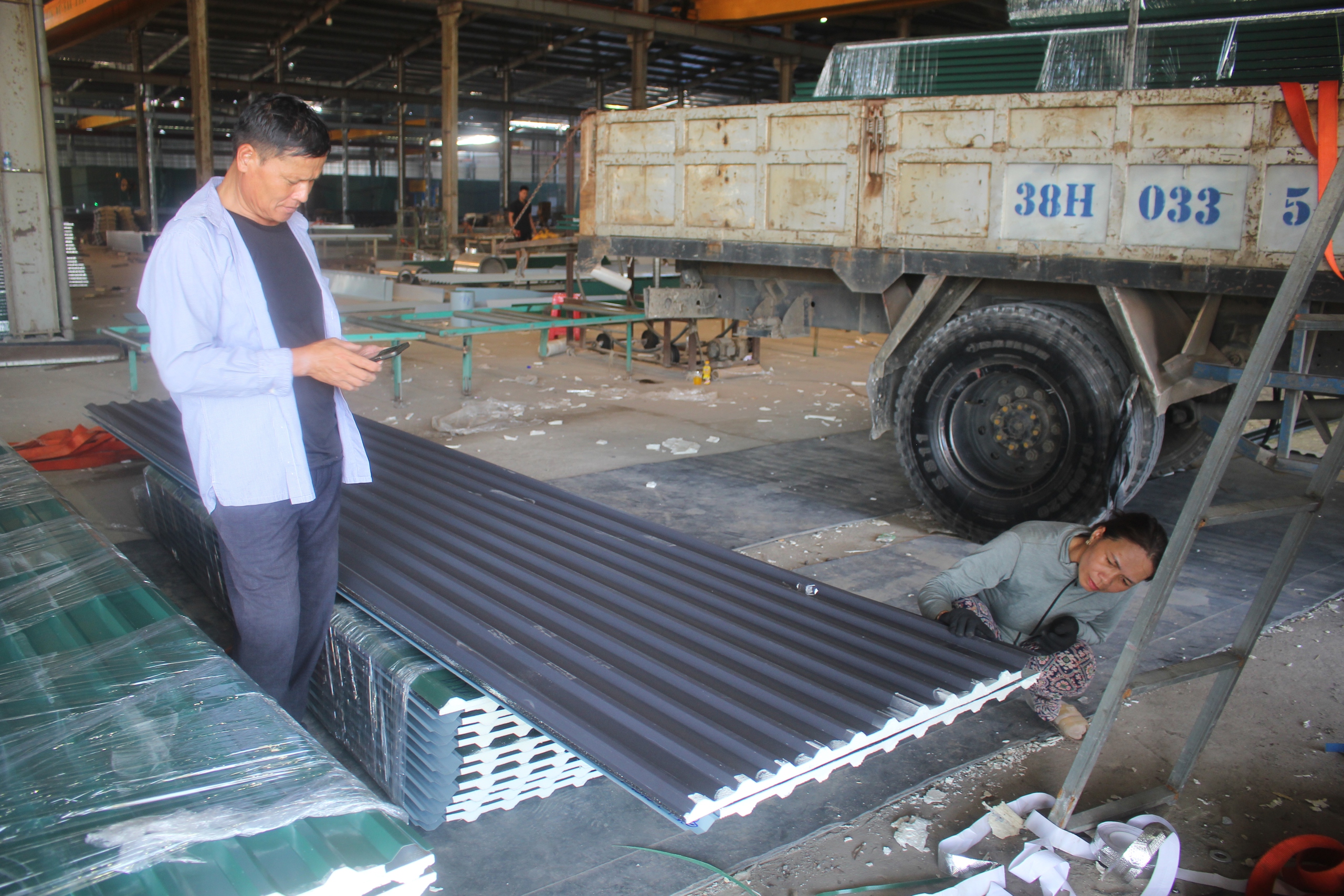 Sau bão số 5, người dân Hà Tĩnh ồ ạt mua tôn thép, ngói để sửa chữa nhà cửa- Ảnh 3. Sau bão số 5, người dân Hà Tĩnh ồ ạt mua tôn thép, ngói để sửa chữa nhà cửa- Ảnh 3.