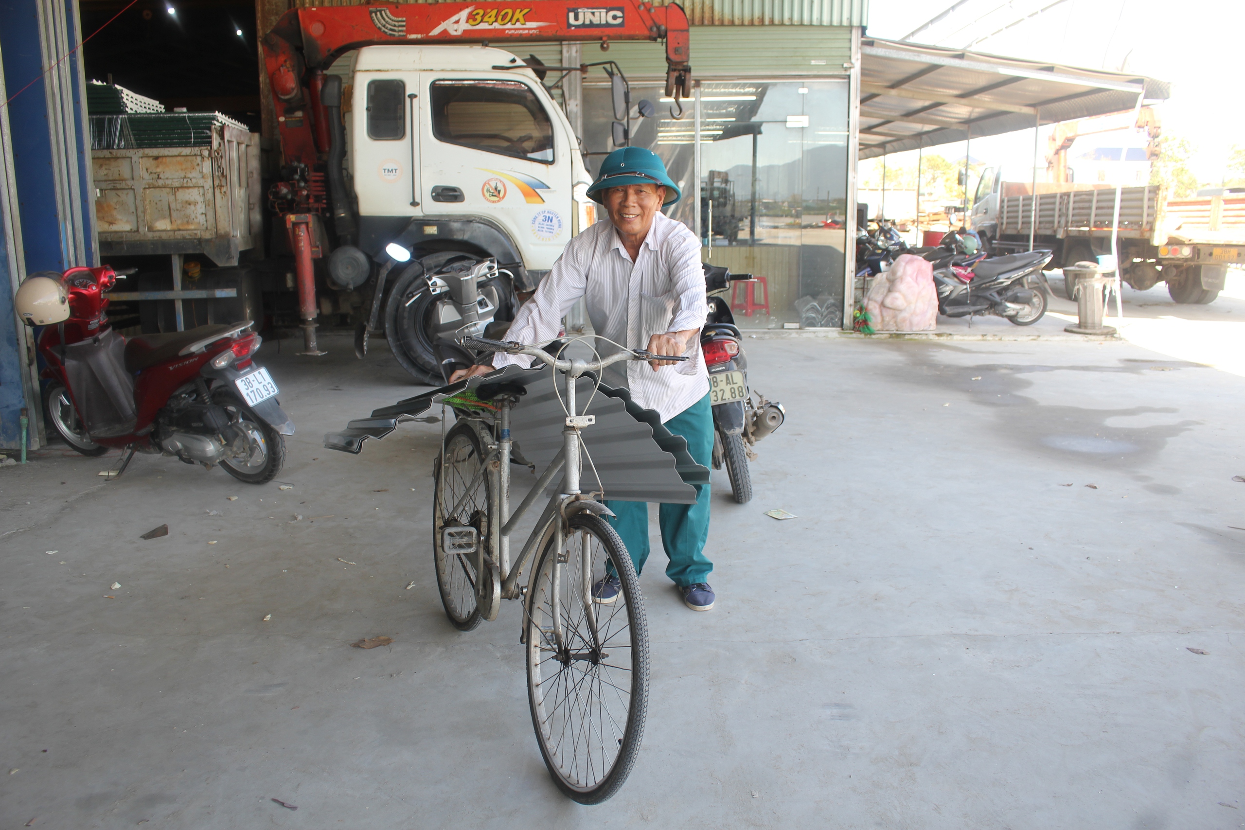 Sau bão số 5, người dân Hà Tĩnh ồ ạt mua tôn thép, ngói để sửa chữa nhà cửa- Ảnh 4. Sau bão số 5, người dân Hà Tĩnh ồ ạt mua tôn thép, ngói để sửa chữa nhà cửa- Ảnh 4.