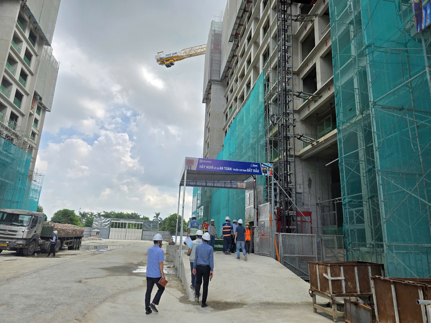 Kiểm tra dự án The Senique Hanoi, Sở Xây dựng yêu cầu khắc phục vi phạm an toàn trước 11/9- Ảnh 2. Kiểm tra dự án The Senique Hanoi, Sở Xây dựng yêu cầu khắc phục vi phạm an toàn trước 11/9- Ảnh 2.