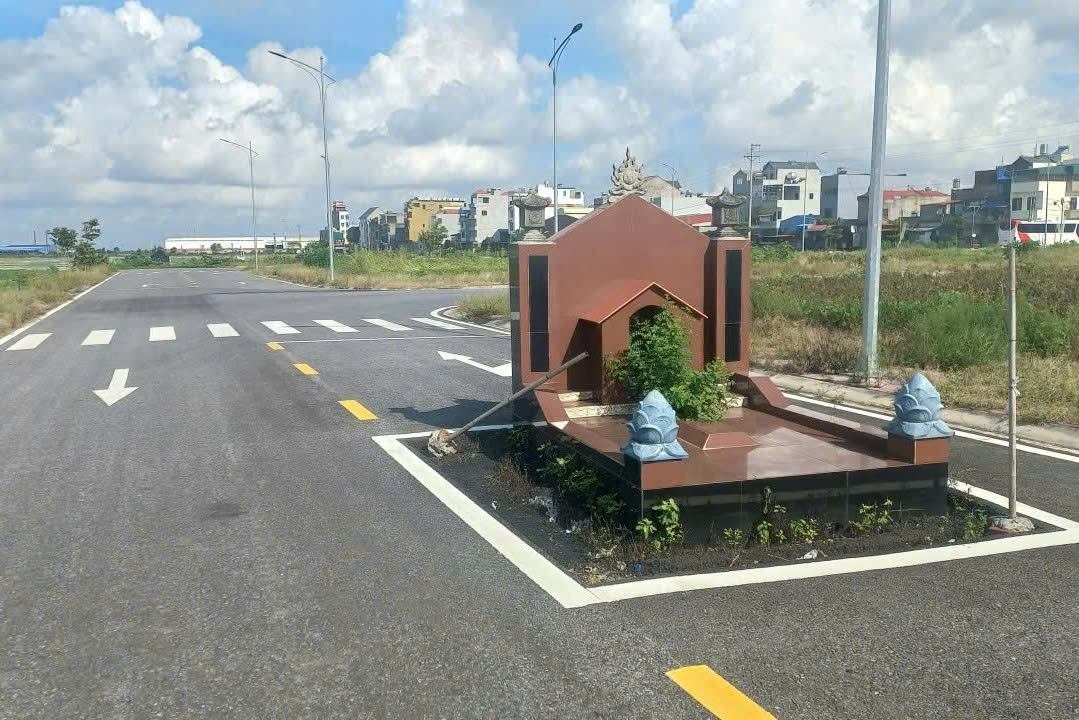 Ngôi mộ nằm giữa đường ở Hải Phòng: Tạm dừng lưu thông, đảm bảo an toàn- Ảnh 1. Ngôi mộ nằm giữa đường ở Hải Phòng: Tạm dừng lưu thông, đảm bảo an toàn- Ảnh 1.