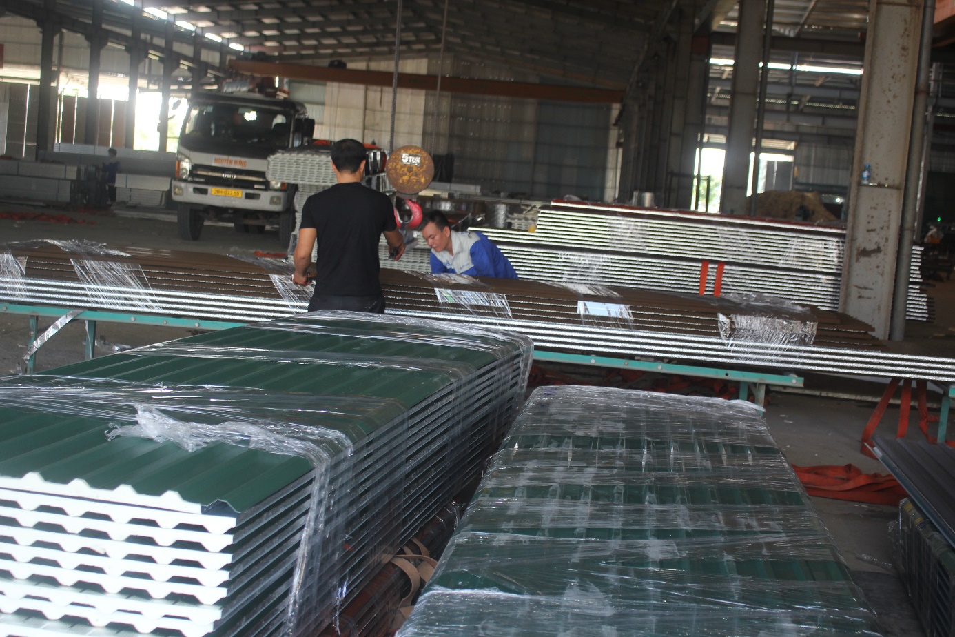 Sau bão số 5, người dân Hà Tĩnh ồ ạt mua tôn thép, ngói để sửa chữa nhà cửa- Ảnh 2. Sau bão số 5, người dân Hà Tĩnh ồ ạt mua tôn thép, ngói để sửa chữa nhà cửa- Ảnh 2.