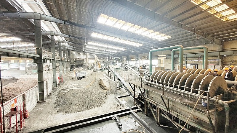Khu công nghiệp Deep C đang tái sử dụng bã thải thạch cao phospho làm vật liệu san lấp cho công trình xây dựng. Khu công nghiệp Deep C đang tái sử dụng bã thải thạch cao phospho làm vật liệu san lấp cho công trình xây dựng.