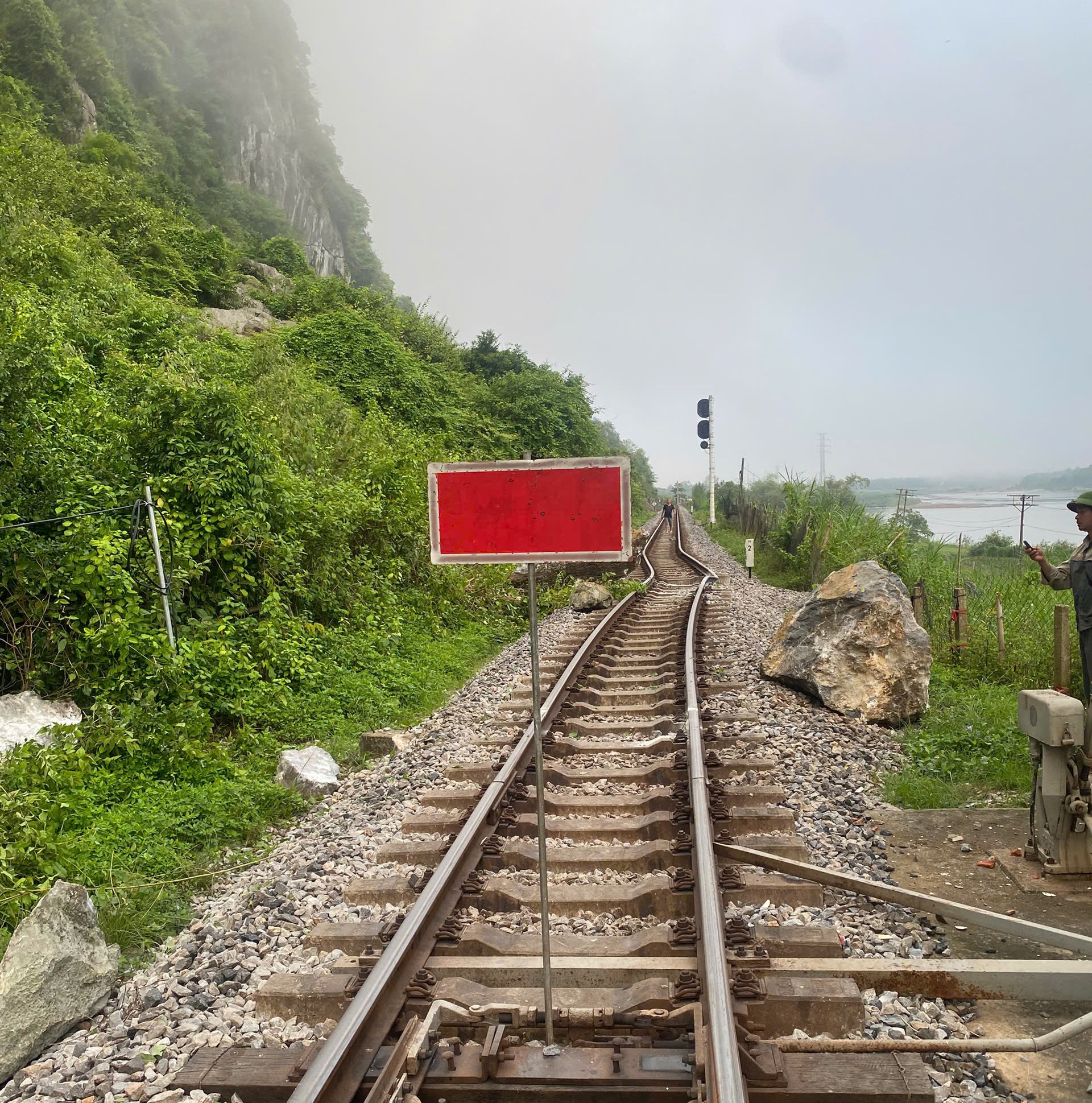 Thông tuyến đường sắt Bắc - Nam qua Quảng Trị sau vụ đá rơi làm xô lệch đường ray- Ảnh 2. Thông tuyến đường sắt Bắc - Nam qua Quảng Trị sau vụ đá rơi làm xô lệch đường ray- Ảnh 2.