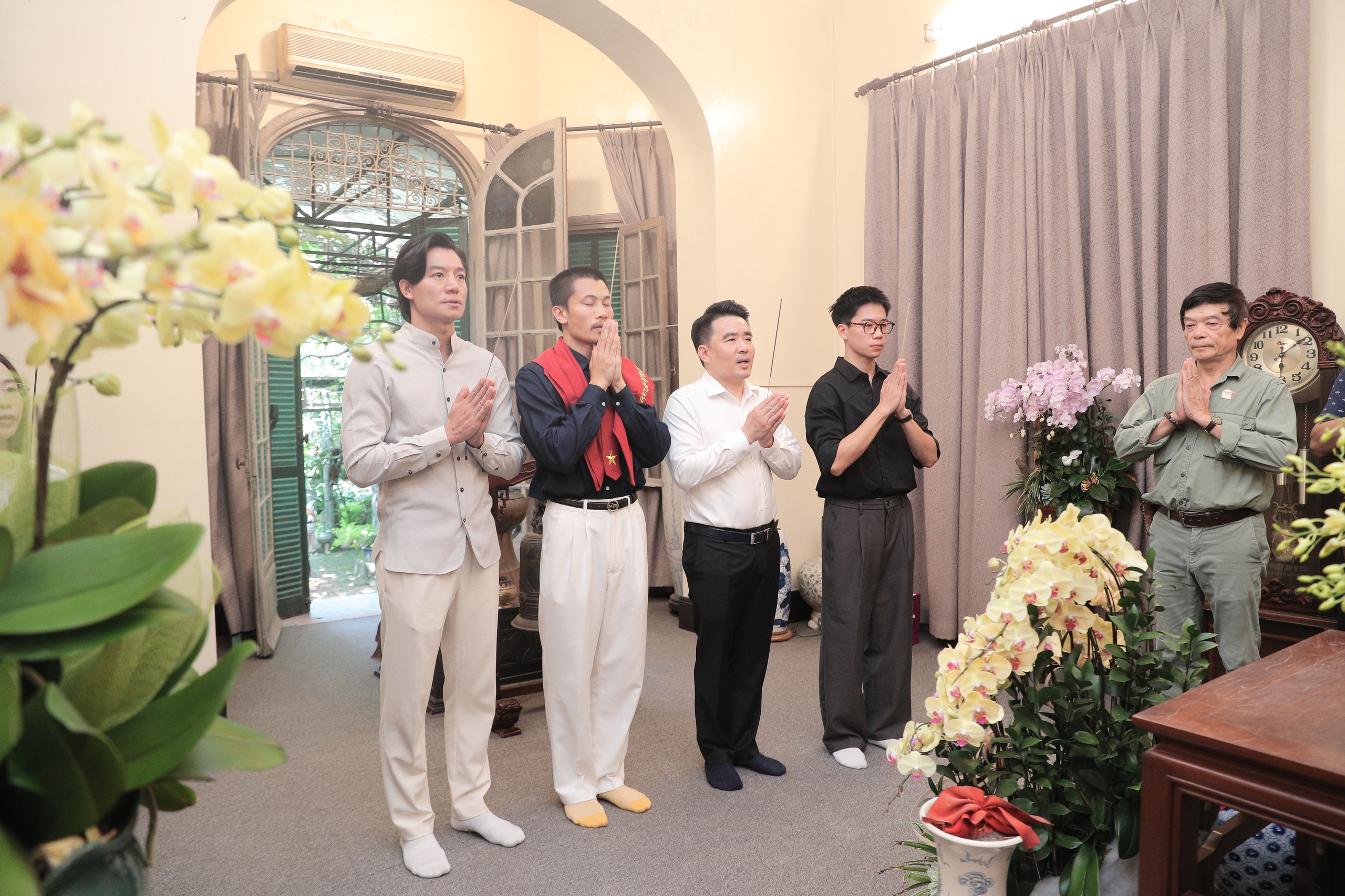 Diễn viên phim "Mưa đỏ" dâng hương tưởng nhớ Đại tướng Võ Nguyên Giáp- Ảnh 1. Diễn viên phim "Mưa đỏ" dâng hương tưởng nhớ Đại tướng Võ Nguyên Giáp- Ảnh 1.