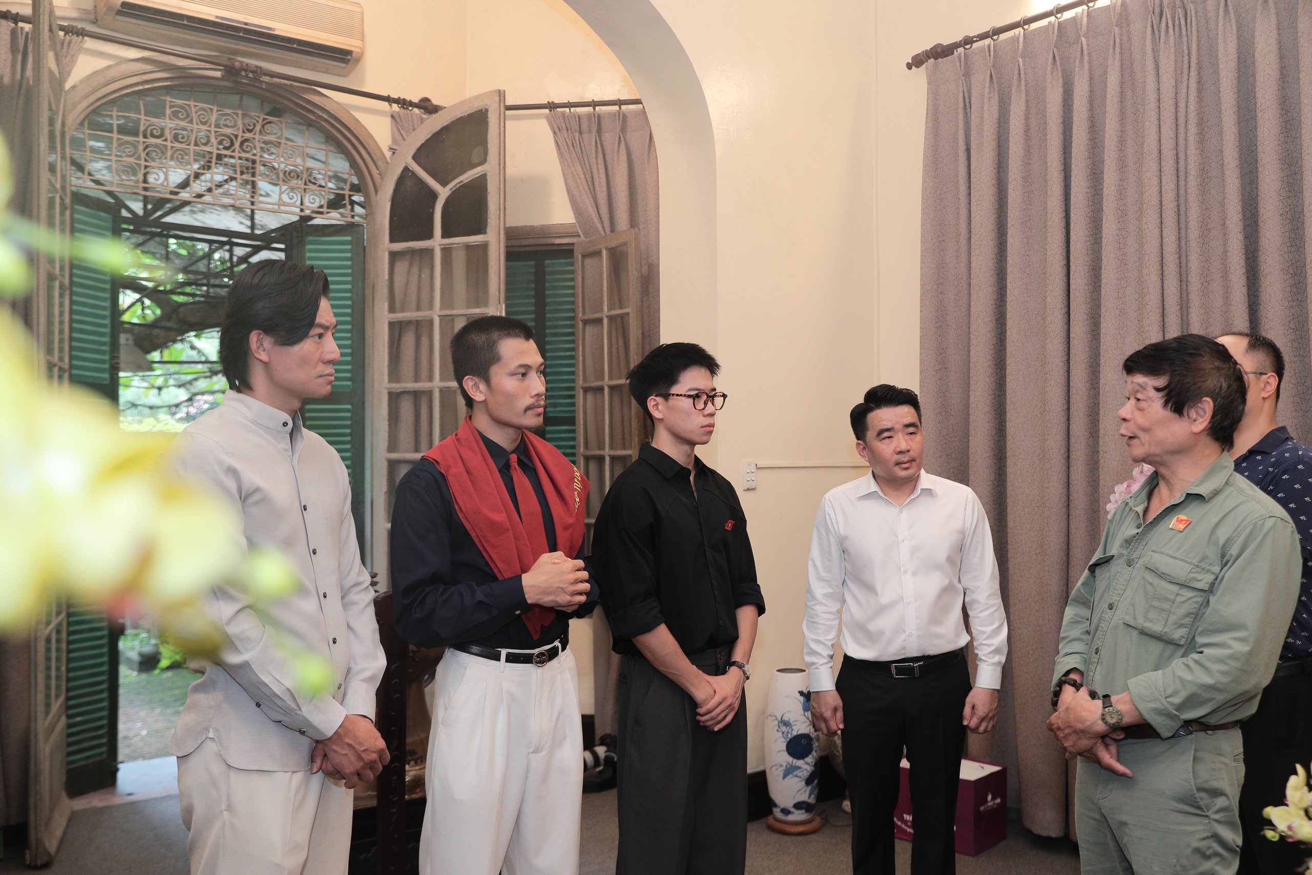 Diễn viên phim "Mưa đỏ" dâng hương tưởng nhớ Đại tướng Võ Nguyên Giáp- Ảnh 2. Diễn viên phim "Mưa đỏ" dâng hương tưởng nhớ Đại tướng Võ Nguyên Giáp- Ảnh 2.